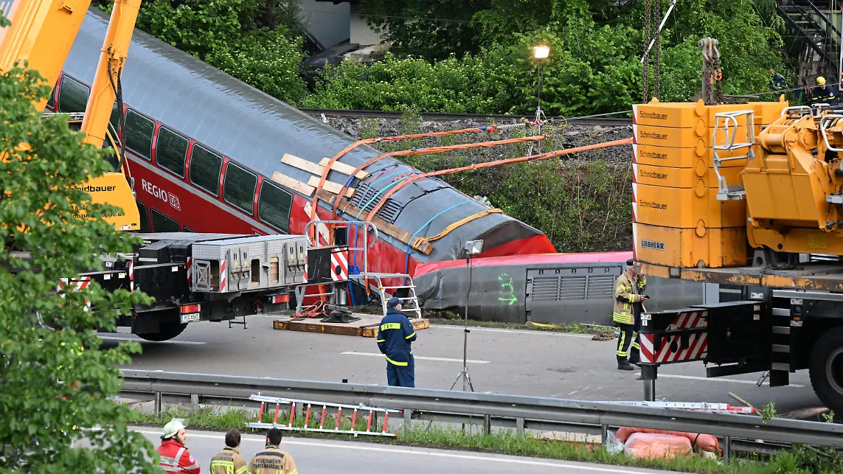04.06.2022, Bayern, Garmisch-Partenkirchen: Einsatz- und Rettungskräfte sind nach einem schweren Zugunglück im Einsatz. Bei einem schweren Zugunglück sind in Garmisch-Partenkirchen mehrere Menschen ums Leben gekommen. Ein Regionalexpress entgleiste in der beliebten oberbayerischen Urlaubsregion auf dem Weg von Garmisch nach München. Foto: Angelika Warmuth/dpa +++ dpa-Bildfunk +++