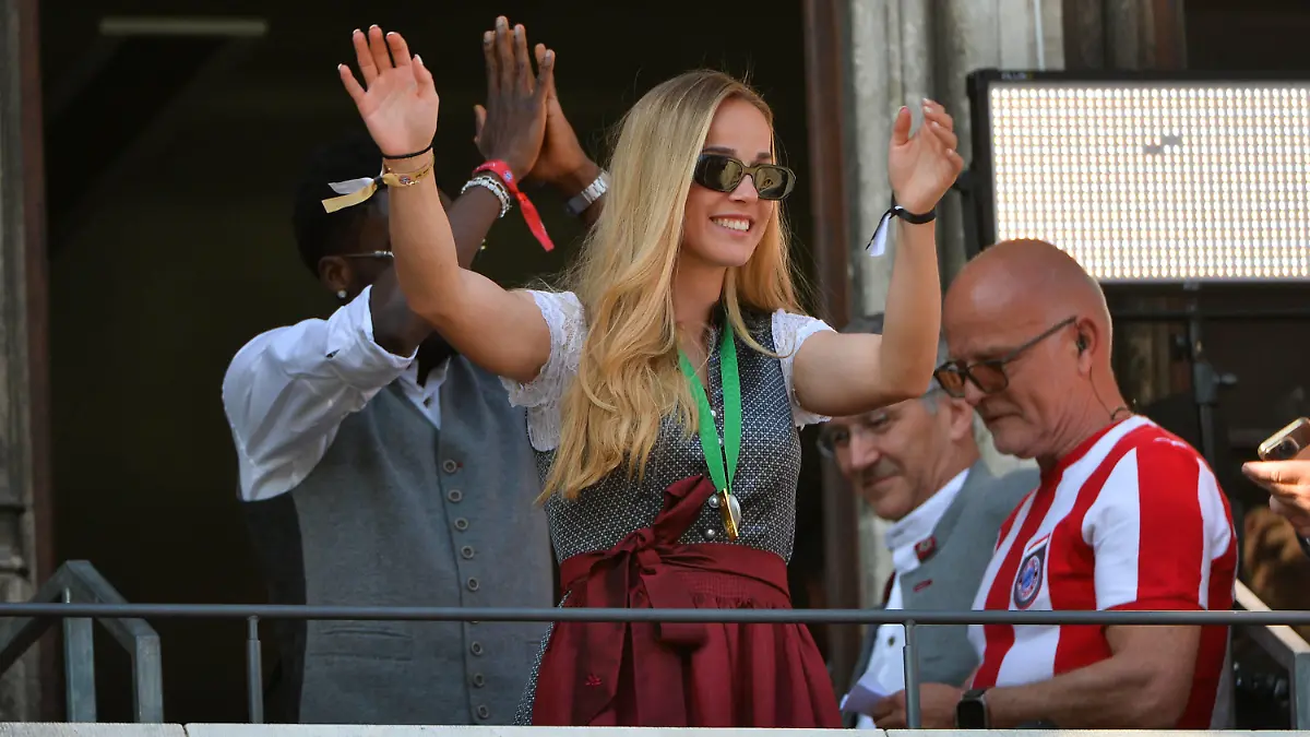 Die Frauen und Männer des FC Bayern München bei der Meisterfeier 2023 auf dem Marienplatz in Muenchen Bild zeigt: Giulia Gwinn 7 FC Bayern Munich, Alphonso Davies FC Bayern München, 28.05.2023, München, Fussball, Bundesliga, FC Bayern München Meisterfeier 2023, DFB/DFL REGULATIONS PROHIBIT ANY USE OF PHOTOGRAPHS AS IMAGE SEQUENCES AND/OR QUASI-VIDEO. *** The women and men of FC Bayern Munich at the championship celebration 2023 at Marienplatz in Munich Picture shows Giulia Gwinn 7 FC Bayern Munich , Alphonso Davies FC Bayern Munich , 28 05 2023, Munich, Football, Bundesliga, FC Bayern Munich championship celebration 2023, DFB DFL REGULATES PROHIBIT ANY USE OF PHOTOGRAPHS AS IMAGE SEQUENCES AND OR QUASI VIDEO xklx