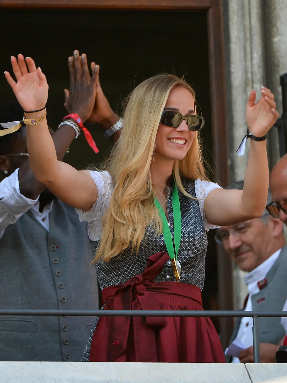 Die Frauen und Männer des FC Bayern München bei der Meisterfeier 2023 auf dem Marienplatz in Muenchen Bild zeigt: Giulia Gwinn 7 FC Bayern Munich, Alphonso Davies FC Bayern München, 28.05.2023, München, Fussball, Bundesliga, FC Bayern München Meisterfeier 2023, DFB/DFL REGULATIONS PROHIBIT ANY USE OF PHOTOGRAPHS AS IMAGE SEQUENCES AND/OR QUASI-VIDEO. *** The women and men of FC Bayern Munich at the championship celebration 2023 at Marienplatz in Munich Picture shows Giulia Gwinn 7 FC Bayern Munich , Alphonso Davies FC Bayern Munich , 28 05 2023, Munich, Football, Bundesliga, FC Bayern Munich championship celebration 2023, DFB DFL REGULATES PROHIBIT ANY USE OF PHOTOGRAPHS AS IMAGE SEQUENCES AND OR QUASI VIDEO xklx