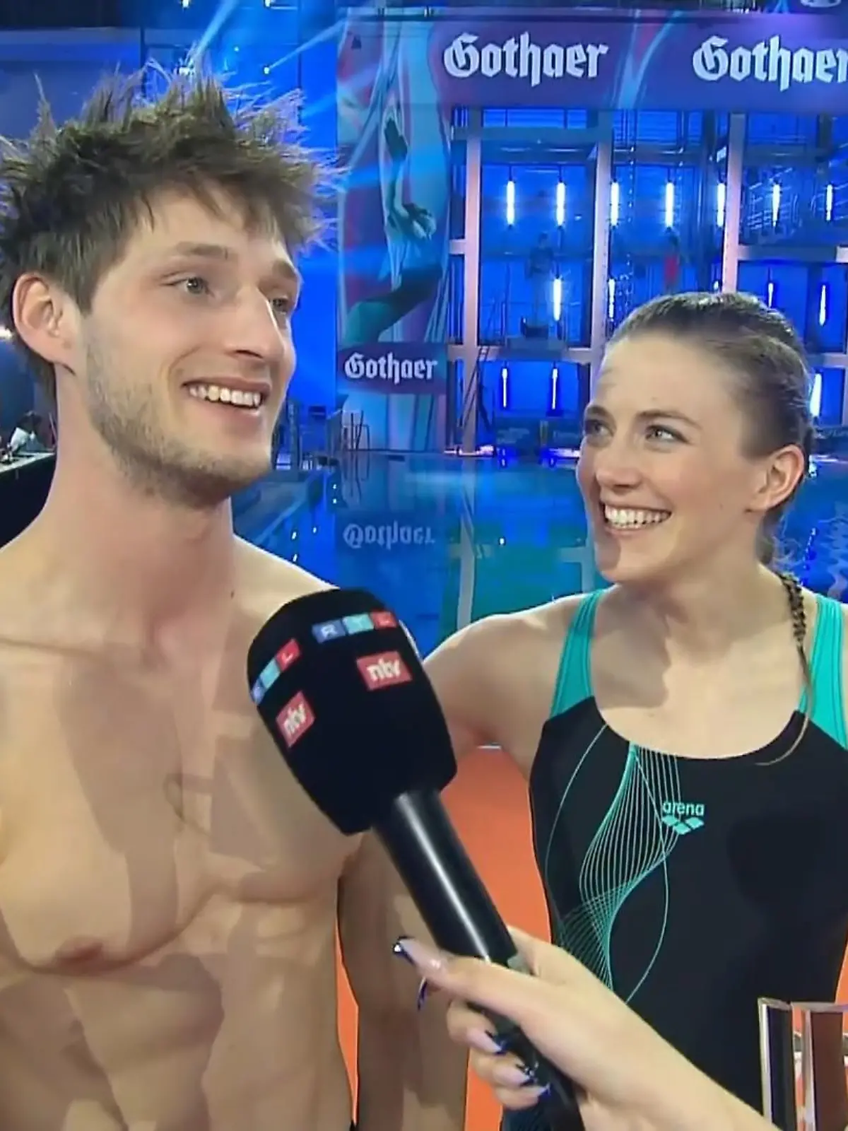 Die "Ninja Warrior"-Stars Moritz Hans und Stefanie Edelmann belegen beim "RTL Turmspringen" Platz eins beim Synchronspringen