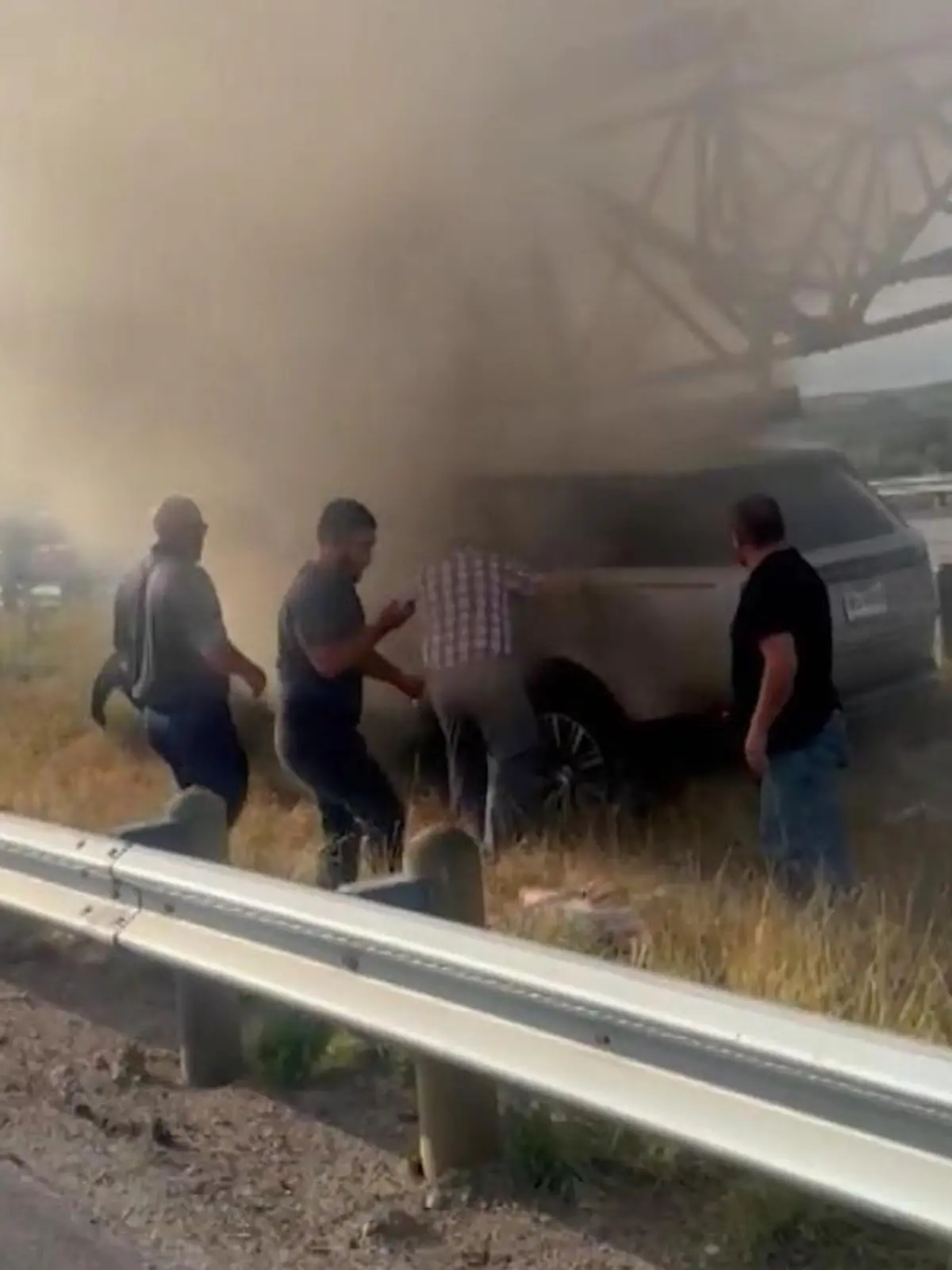Eine Autofahrerin kracht im US-Bundesstaat Texas mit voller Wucht gegen einen Mast - das Fahrzeug fängt Feuer. Schnell greifen mehrere Augenzeugen ein und retten die Frau aus dem Wrack - im Video.