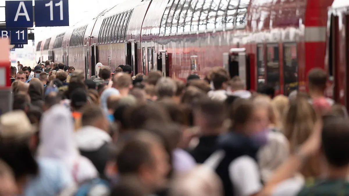 03.06.2022, Hessen, Frankfurt/Main: Fahrgäste gehen dicht gedrängt am Hauptbahnhof vor dem Pfingstwochenende zu einer Regionalbahn. Durch das 9-Euro-Ticket wird mit mehr Verkehr vor dem Pfingstwochenende gerechnet, das in vielen Bundesländern auch den Beginn der Pfingstferien bedeutet. Foto: Sebastian Gollnow/dpa +++ dpa-Bildfunk +++