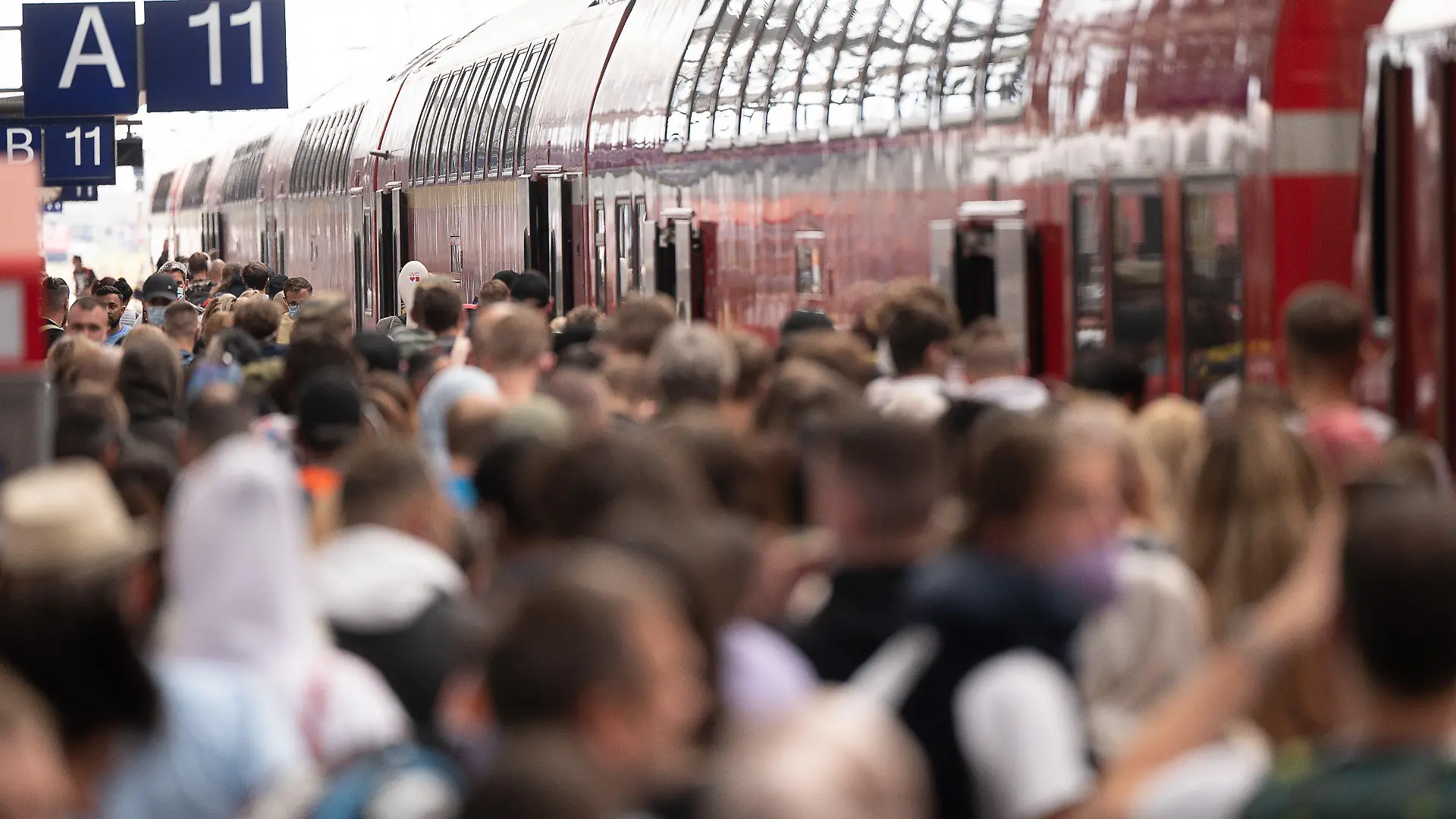 03.06.2022, Hessen, Frankfurt/Main: Fahrgäste gehen dicht gedrängt am Hauptbahnhof vor dem Pfingstwochenende zu einer Regionalbahn. Durch das 9-Euro-Ticket wird mit mehr Verkehr vor dem Pfingstwochenende gerechnet, das in vielen Bundesländern auch den Beginn der Pfingstferien bedeutet. Foto: Sebastian Gollnow/dpa +++ dpa-Bildfunk +++