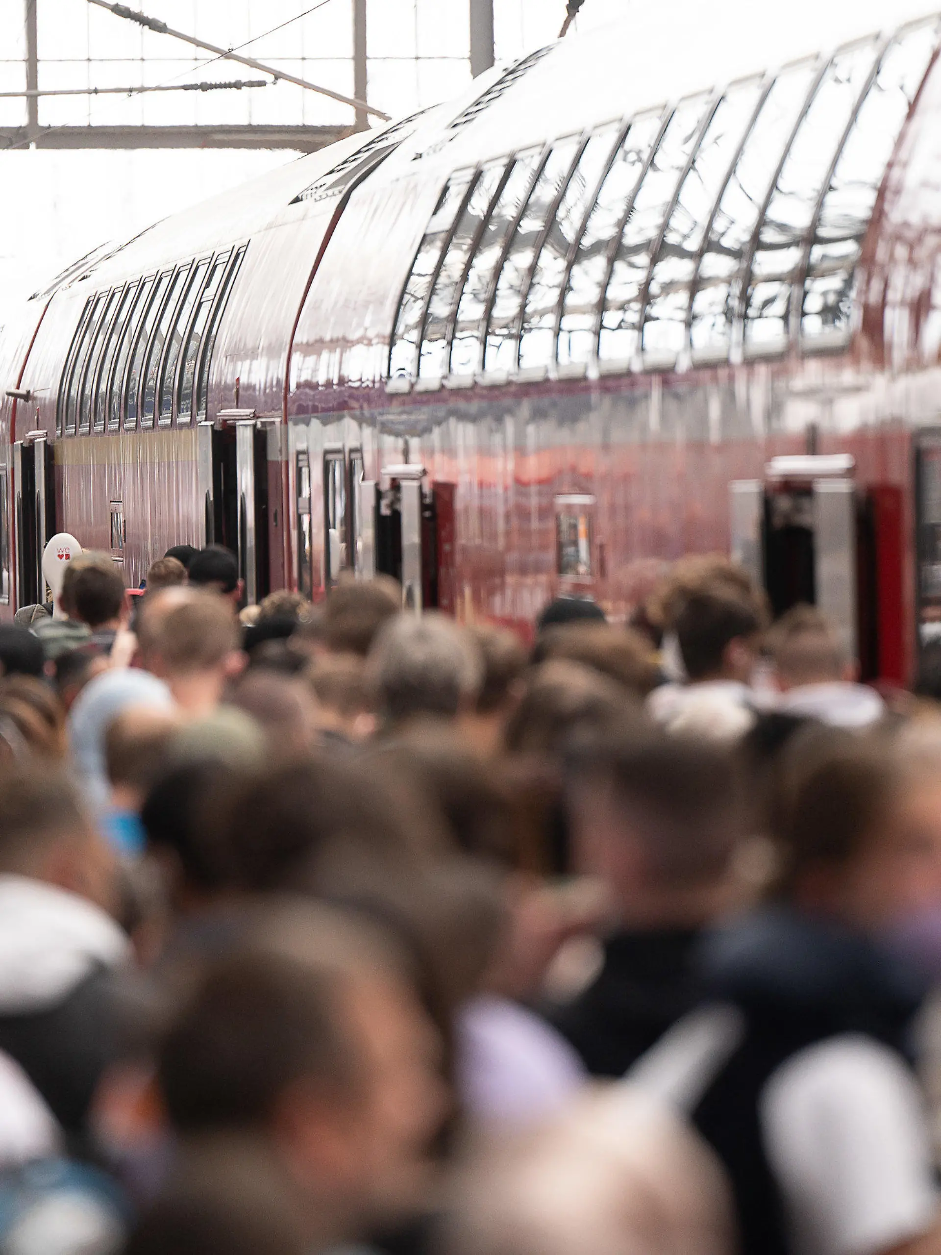 03.06.2022, Hessen, Frankfurt/Main: Fahrgäste gehen dicht gedrängt am Hauptbahnhof vor dem Pfingstwochenende zu einer Regionalbahn. Durch das 9-Euro-Ticket wird mit mehr Verkehr vor dem Pfingstwochenende gerechnet, das in vielen Bundesländern auch den Beginn der Pfingstferien bedeutet. Foto: Sebastian Gollnow/dpa +++ dpa-Bildfunk +++