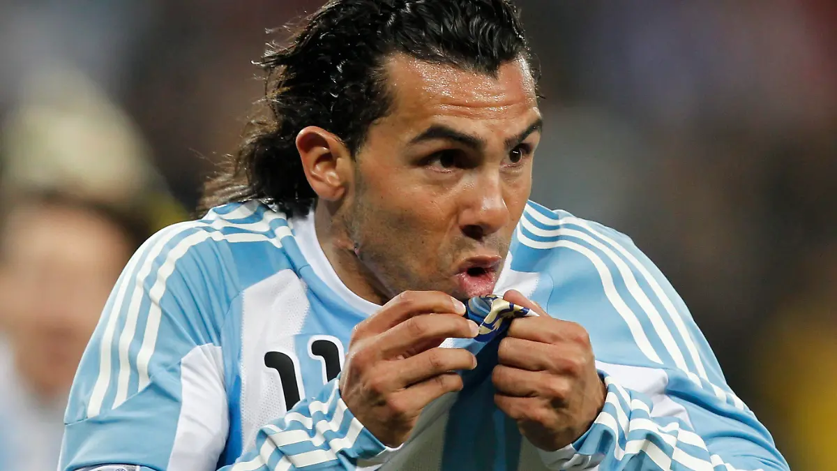 epa02226849 Argentina's Carlos Tevez celebrates after scoring the 1-0 lead during the FIFA World Cup 2010 Round of 16 match between Argentina and Mexico at the Soccer City stadium outside Johannesburg, South Africa, 27 June 2010. EPA/KERIM OKTEN Please refer to www.epa.eu/downloads/FIFA-WorldCup2010-Terms-and-Conditions.pdf  +++(c) dpa - Bildfunk+++
