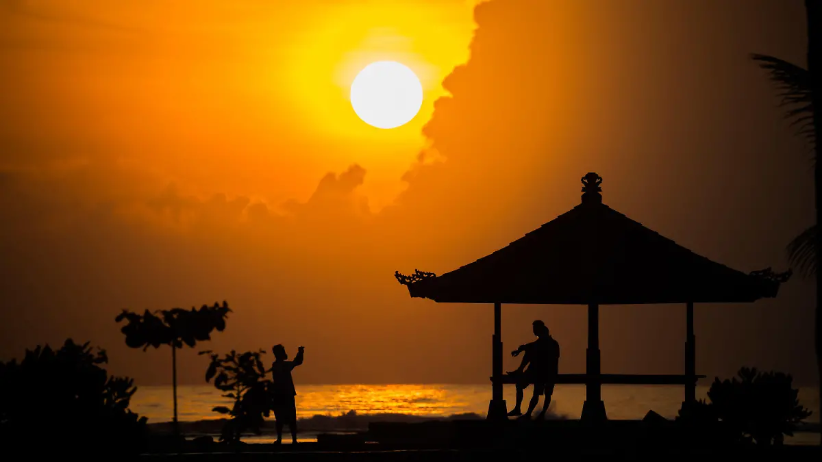 ARCHIV - 14.11.2022, Indonesien, Nusa Dua: Die Sonne geht am Strand von Nusa Dua am Tag vor Beginn des G20-Gipfels auf. Ab kommendem Jahr müssen Touristen bei der Einreise auf die indonesische Urlaubsinsel Bali eine Gebühr von zehn US-Dollar (neun Euro) pro Person zahlen. (zu dpa «Bali verlangt ab 2024 Eintrittsgebühr von Touristen») Foto: Christoph Soeder/dpa +++ dpa-Bildfunk +++