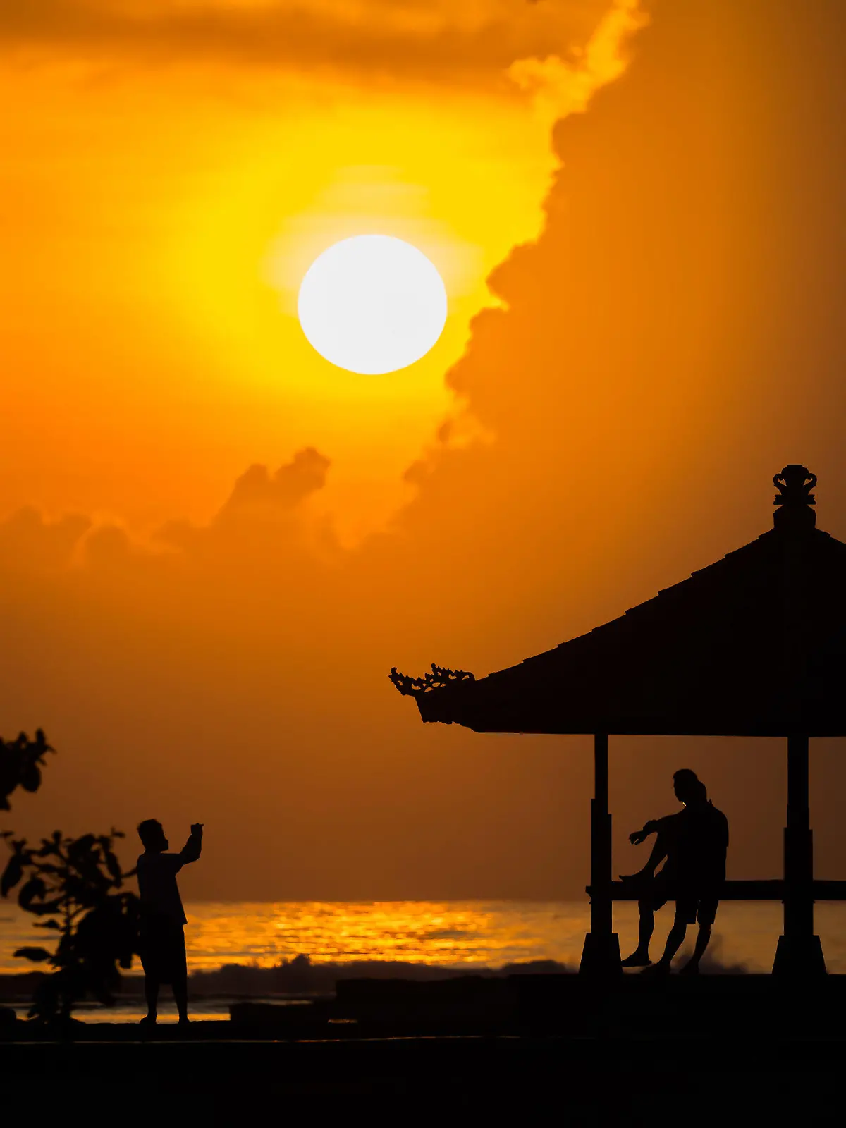 ARCHIV - 14.11.2022, Indonesien, Nusa Dua: Die Sonne geht am Strand von Nusa Dua am Tag vor Beginn des G20-Gipfels auf. Ab kommendem Jahr müssen Touristen bei der Einreise auf die indonesische Urlaubsinsel Bali eine Gebühr von zehn US-Dollar (neun Euro) pro Person zahlen. (zu dpa «Bali verlangt ab 2024 Eintrittsgebühr von Touristen») Foto: Christoph Soeder/dpa +++ dpa-Bildfunk +++