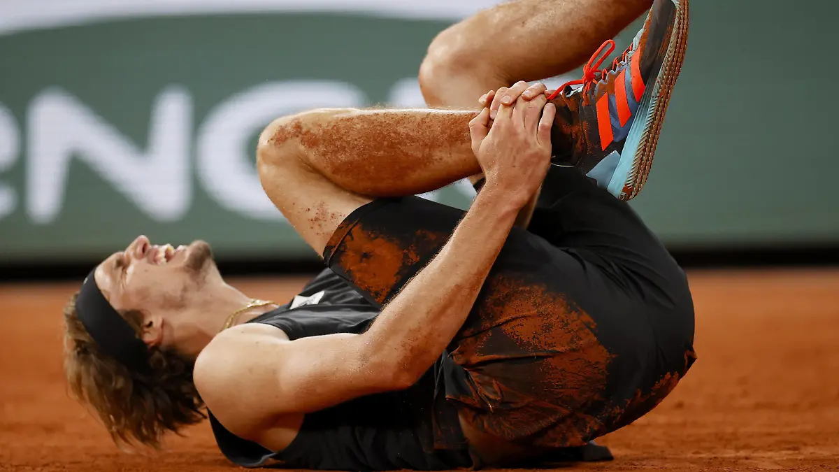Mandatory Credit: Photo by Ella Ling/Shutterstock 12959951r Alexander Zverev of Germany screams following a fall French Open Tennis, Day 13, Roland Garros, Paris, France - 03 Jun 2022 French Open Tennis, Day 13, Roland Garros, Paris, France - 03 Jun 2022 PUBLICATIONxINxGERxSUIxAUTXHUNxGRExMLTxCYPxROMxBULxUAExKSAxONLY Copyright: xEllaxLing/Shutterstockx 12959951r