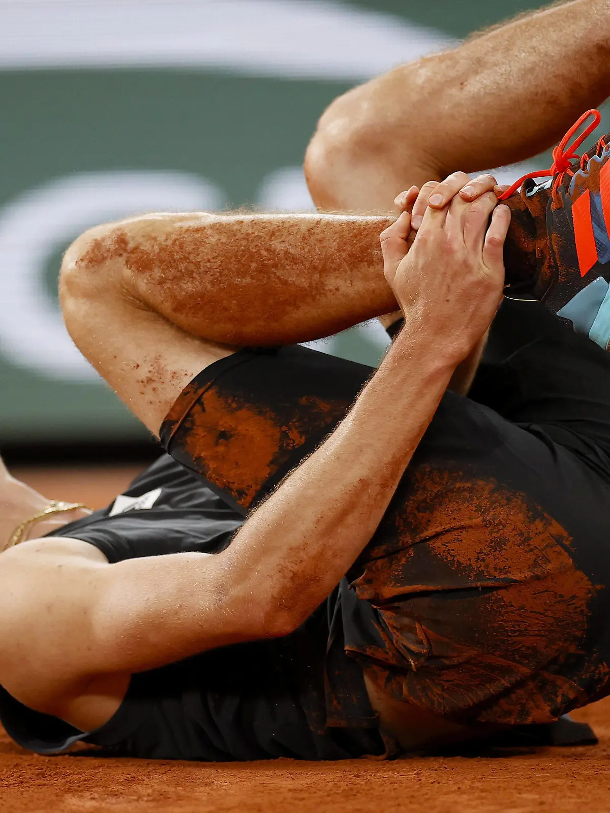 Mandatory Credit: Photo by Ella Ling/Shutterstock 12959951r Alexander Zverev of Germany screams following a fall French Open Tennis, Day 13, Roland Garros, Paris, France - 03 Jun 2022 French Open Tennis, Day 13, Roland Garros, Paris, France - 03 Jun 2022 PUBLICATIONxINxGERxSUIxAUTXHUNxGRExMLTxCYPxROMxBULxUAExKSAxONLY Copyright: xEllaxLing/Shutterstockx 12959951r 