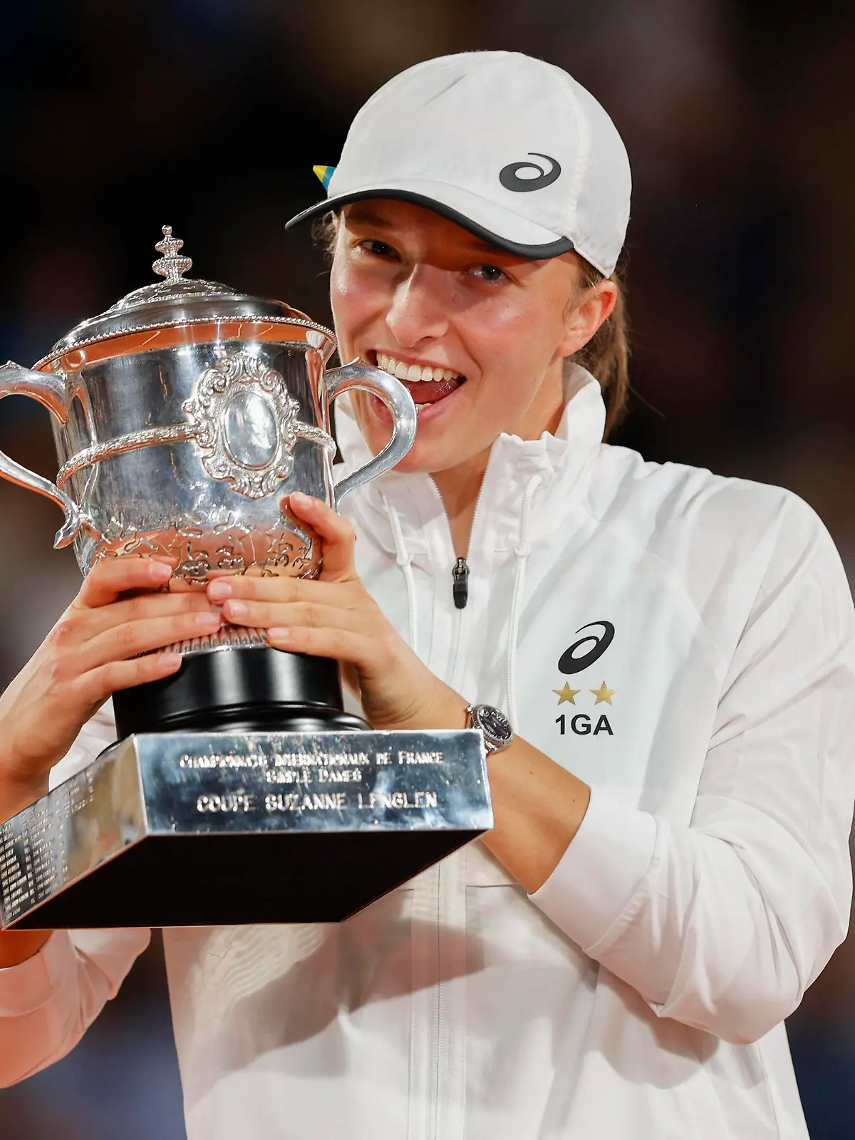  French Open 2022, Iga Swiatek mit Pokal, Trophäe, Siegerehrung, Praesentation Tennis - French Open 2022 - Grand Slam / ATP, Tennis Herren / WTA, Tennis Damen / ITF - Roland Garros - Paris - - France - 4 June 2022. *** French Open 2022, Iga Swiatek with cup, trophy, award ceremony, presentation Tennis French Open 2022 Grand Slam ATP WTA ITF Roland Garros Paris France 4 June 2022 Copyright: xJuergenxHasenkopfx
