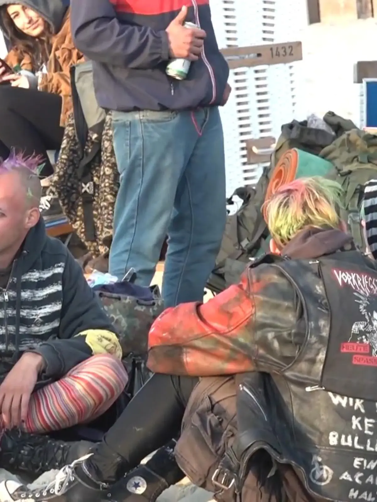 Punks stürmen dank des 9-Euro-Tickets Sylt. Davon sind nicht alle begeistert.