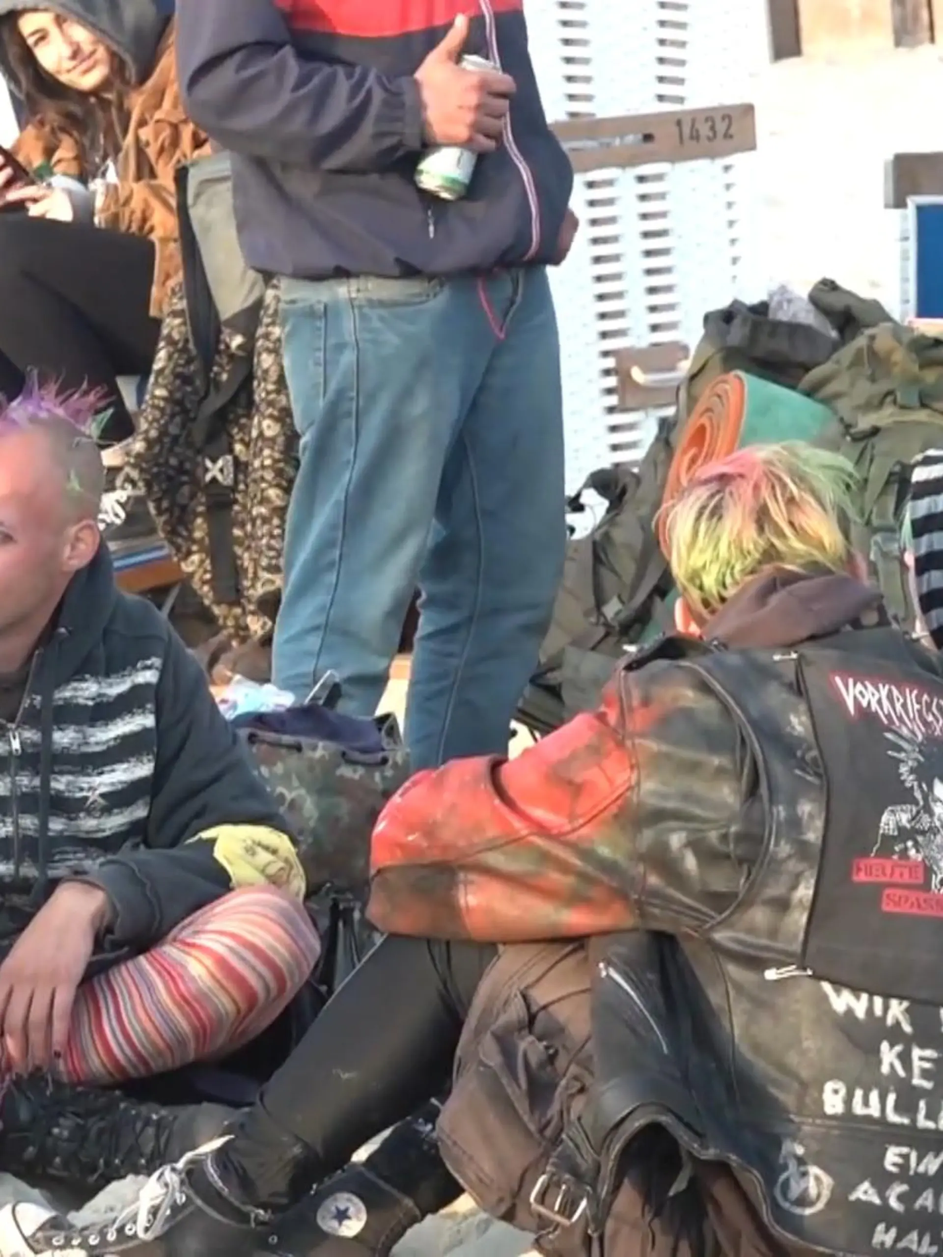 Punks stürmen dank des 9-Euro-Tickets Sylt. Davon sind nicht alle begeistert.