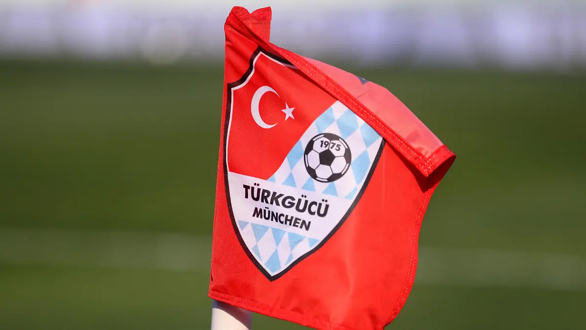  München, Deutschland 11. März 2022: Fussball, Herren, 3.Liga, Saison 2021/2022, Türkgücü München - 1.FC Magdeburg, Olympiastadion München Eckfahne mit Türkgücü Logo, Symbolfoto DFB regulations prohibit any use of photographs as image sequences and/or quasi-video *** Munich, Germany 11 March 2022 Football, Men, 3 Liga, Season 2021 2022, Türkgücü Munich 1 FC Magdeburg, Olympiastadion Munich corner flag with Türkgücü logo, symbol photo DFB regulations prohibit any use of photographs as image sequences and or quasi video