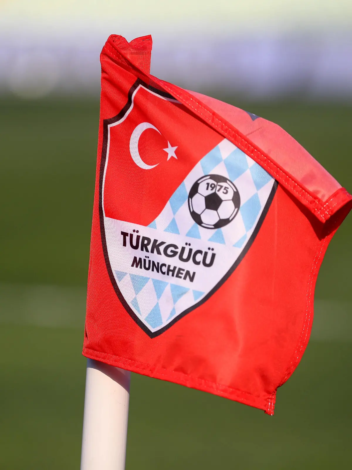  München, Deutschland 11. März 2022: Fussball, Herren, 3.Liga, Saison 2021/2022, Türkgücü München - 1.FC Magdeburg, Olympiastadion München Eckfahne mit Türkgücü Logo, Symbolfoto DFB regulations prohibit any use of photographs as image sequences and/or quasi-video *** Munich, Germany 11 March 2022 Football, Men, 3 Liga, Season 2021 2022, Türkgücü Munich 1 FC Magdeburg, Olympiastadion Munich corner flag with Türkgücü logo, symbol photo DFB regulations prohibit any use of photographs as image sequences and or quasi video