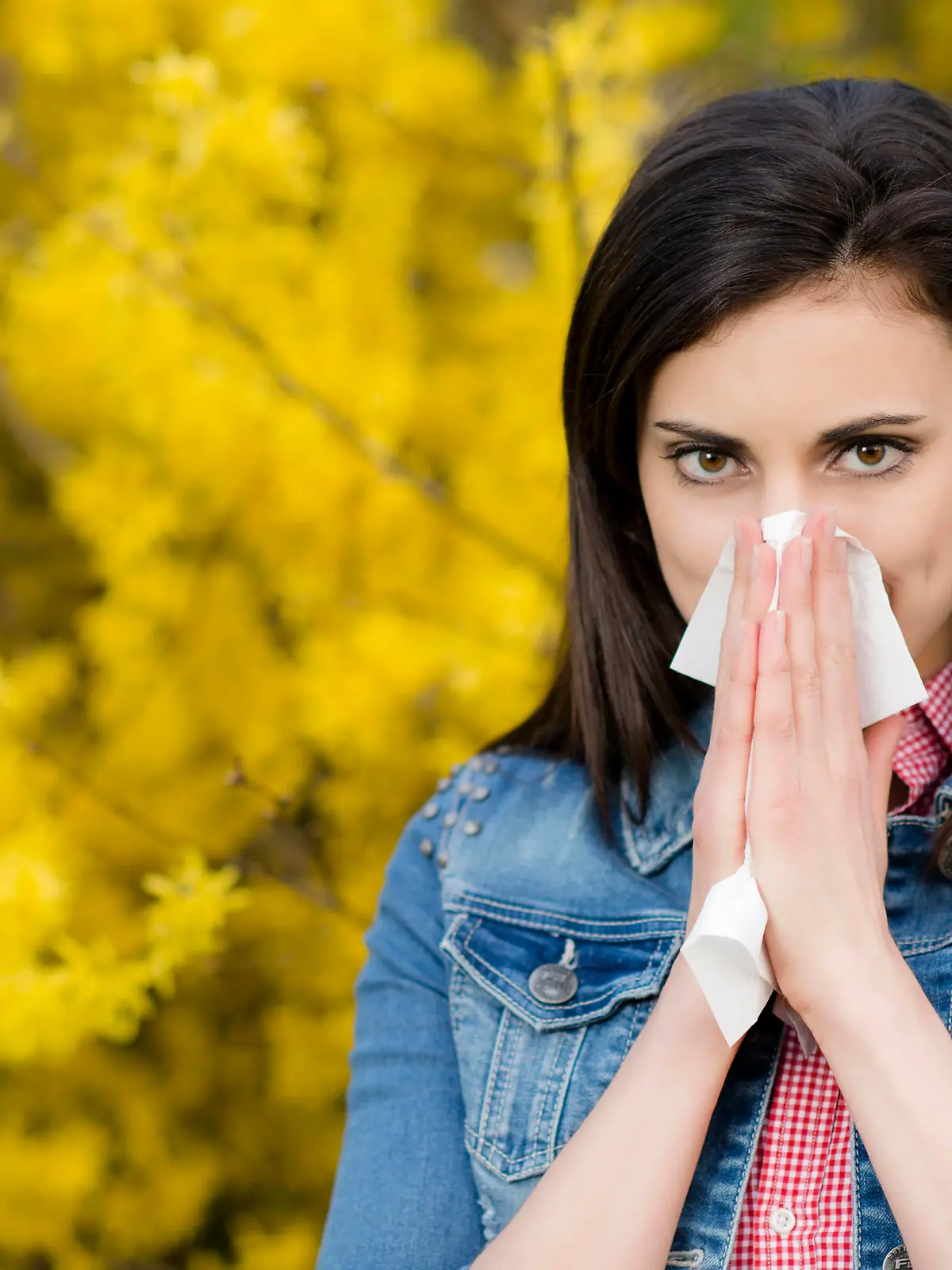 Junge Frau mit Allergie - woman with allergy Keine Weitergabe an Drittverwerter.