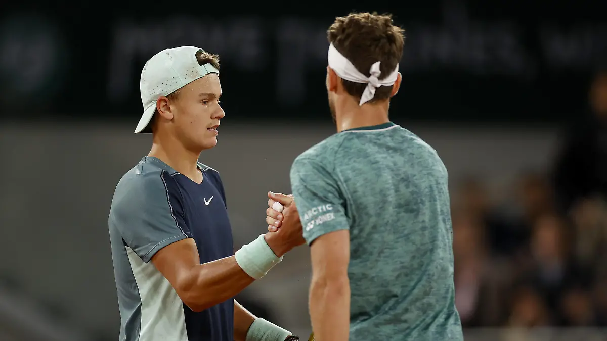 Mandatory Credit: Photo by Ella Ling/Shutterstock 12959948cz Casper Ruud of Norway shakes hands with Holger Rune of Denmark French Open Tennis, Day 11, Roland Garros, Paris, France - 01 Jun 2022 French Open Tennis, Day 11, Roland Garros, Paris, France - 01 Jun 2022 PUBLICATIONxINxGERxSUIxAUTXHUNxGRExMLTxCYPxROMxBULxUAExKSAxONLY Copyright: xEllaxLing/Shutterstockx 12959948cz