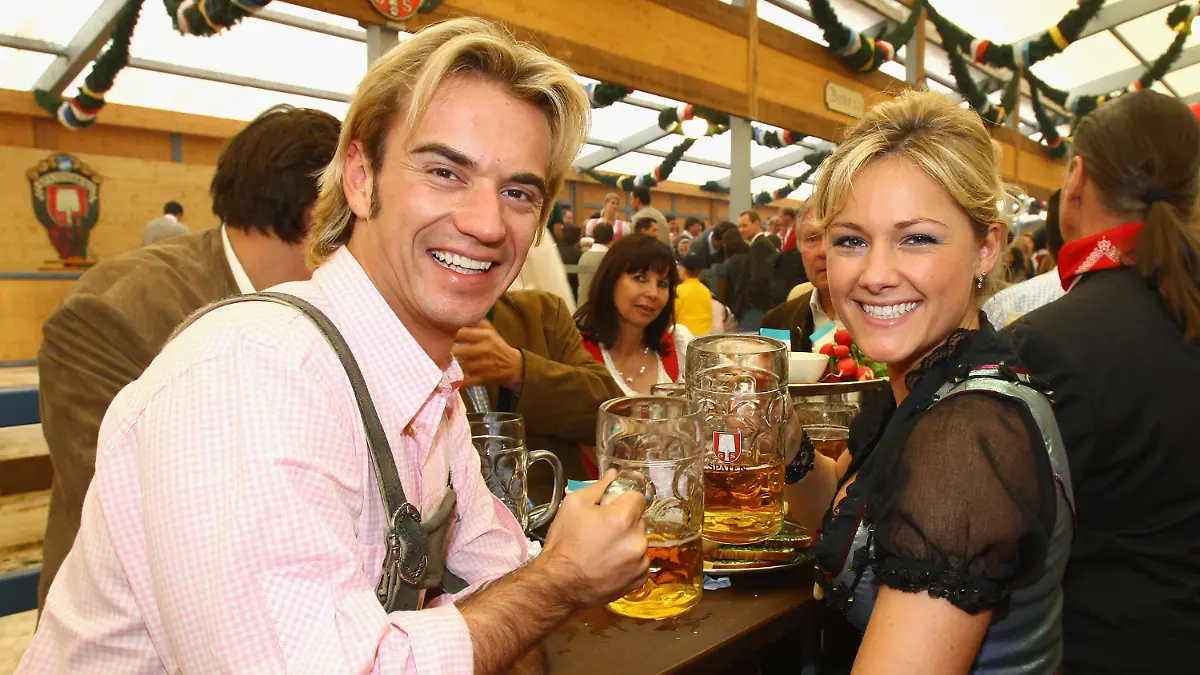 MUNICH, GERMANY - SEPTEMBER 20:  Florian Silbereisen and Helene Fischer attend the opening of the Oktoberfest beer festival on September 20, 2008 in Berlin, Germany. The Oktoberfest is seen as the biggest beer festival worldwide.  (Photo by Andreas Rentz/Getty Images)