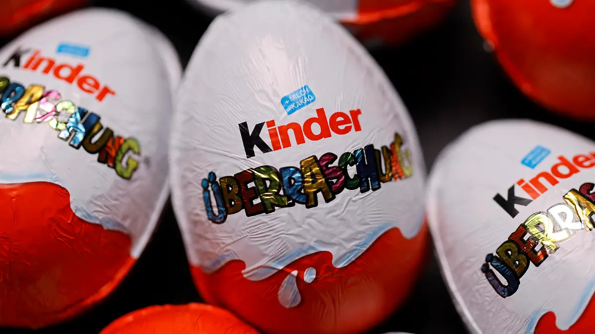  Kinder Überraschung ist ein Produkt der italienischen Firma Ferrero. Weitere Bezeichnungen sind in Deutschland die allgemeine Bezeichnung Überraschungsei und im Ausland Kinder Surprise, Kinder Sorpresa. Vor Ostern 2022 musste Ferrero einen Teil seiner Überraschungseier zurückrufen. Der Rückruf erfolgte, nachdem in Großbritannien mehrere Menschen an Salmonellen erkrankt waren. Die Verunreinigung ließ sich auf eine Fabrik in Arlon Belgien zurückführen. Insgesamt nahm Ferrero 3000 Tonnen Überraschungseier vom Markt. Themenbild, Symbolbild Köln, 27.05.2022 NRW Deutschland *** Kinder Überraschung is a product of the Italian company Ferrero Other designations are in Germany the general designation Surprise Egg and abroad Kinder Sur Copyright: xChristophxHardtx
