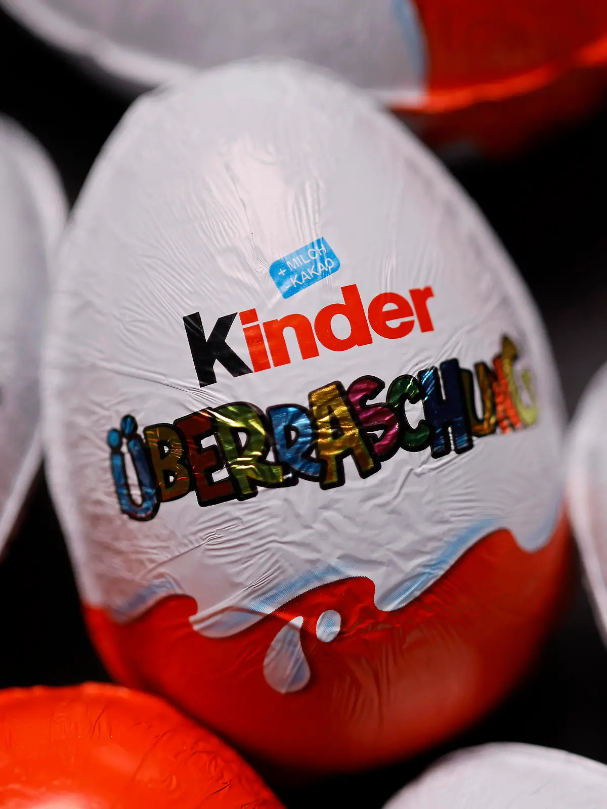  Kinder Überraschung ist ein Produkt der italienischen Firma Ferrero. Weitere Bezeichnungen sind in Deutschland die allgemeine Bezeichnung Überraschungsei und im Ausland Kinder Surprise, Kinder Sorpresa. Vor Ostern 2022 musste Ferrero einen Teil seiner Überraschungseier zurückrufen. Der Rückruf erfolgte, nachdem in Großbritannien mehrere Menschen an Salmonellen erkrankt waren. Die Verunreinigung ließ sich auf eine Fabrik in Arlon Belgien zurückführen. Insgesamt nahm Ferrero 3000 Tonnen Überraschungseier vom Markt. Themenbild, Symbolbild Köln, 27.05.2022 NRW Deutschland *** Kinder Überraschung is a product of the Italian company Ferrero Other designations are in Germany the general designation Surprise Egg and abroad Kinder Sur Copyright: xChristophxHardtx