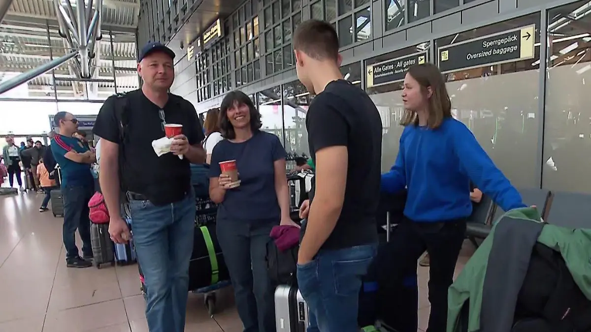 Familie am Flughafen Hamburg