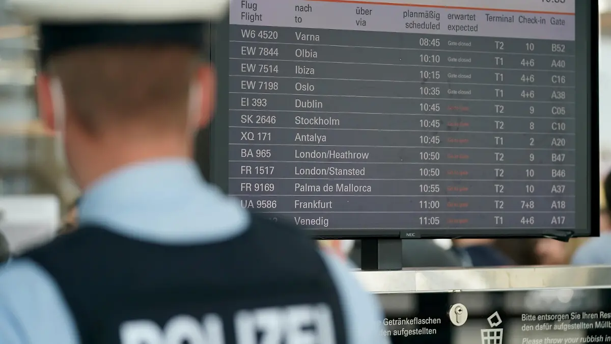 Marcus Henschel, Pressesprecher Bundespolizeiinspektion am Flughafen Hamburg, steht vor der Sicherheitskontrolle am Flughafen Hamburg Airport neben einem Abflug-Display. Der Flughafen erwartet zum Start der Mai-Ferien ein erhöhtes Passagieraufkommen. Damit es nicht zu unnötigen Wartezeiten vor der Sicherheitskontrolle kommt, haben Bundespolizeiinspektion und Flughafen Tipps für eine schnelle Abfertigung vorgestellt.