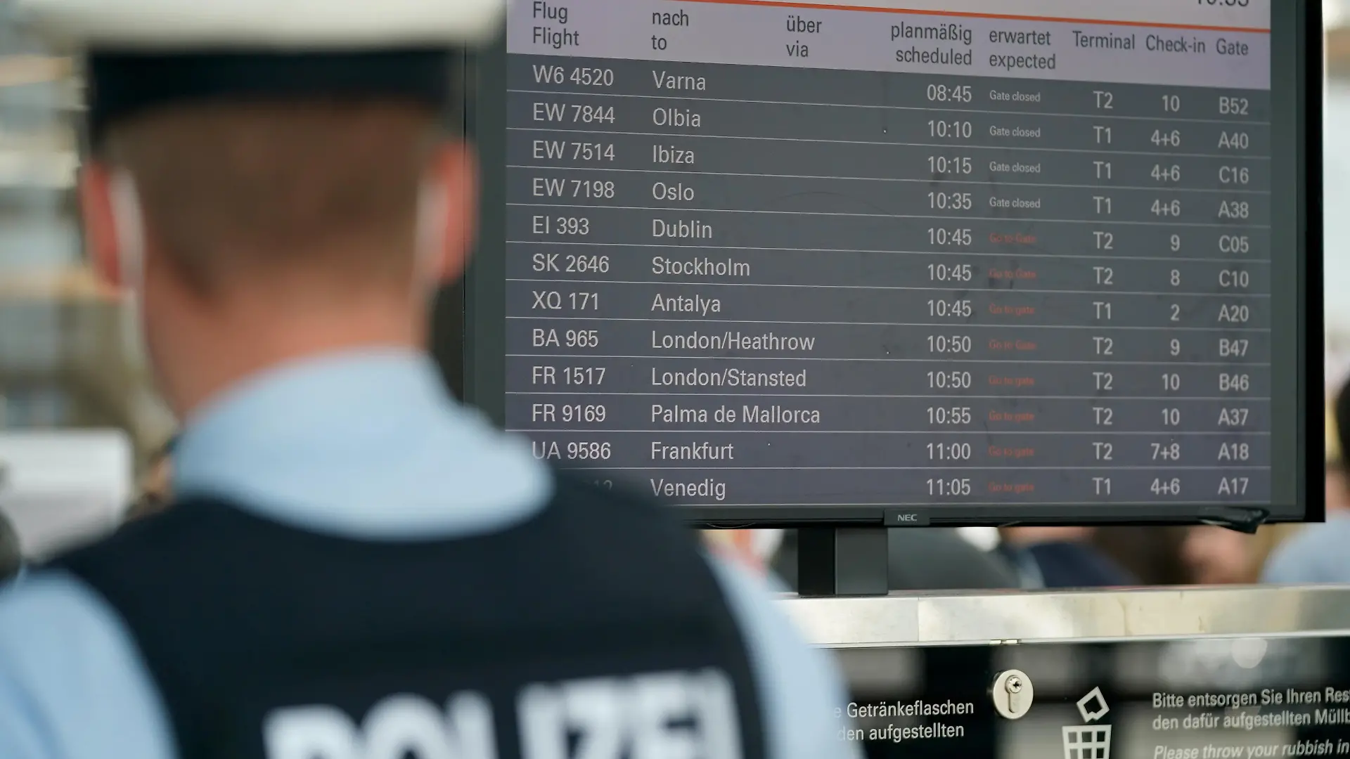 Marcus Henschel, Pressesprecher Bundespolizeiinspektion am Flughafen Hamburg, steht vor der Sicherheitskontrolle am Flughafen Hamburg Airport neben einem Abflug-Display. Der Flughafen erwartet zum Start der Mai-Ferien ein erhöhtes Passagieraufkommen. Damit es nicht zu unnötigen Wartezeiten vor der Sicherheitskontrolle kommt, haben Bundespolizeiinspektion und Flughafen Tipps für eine schnelle Abfertigung vorgestellt.