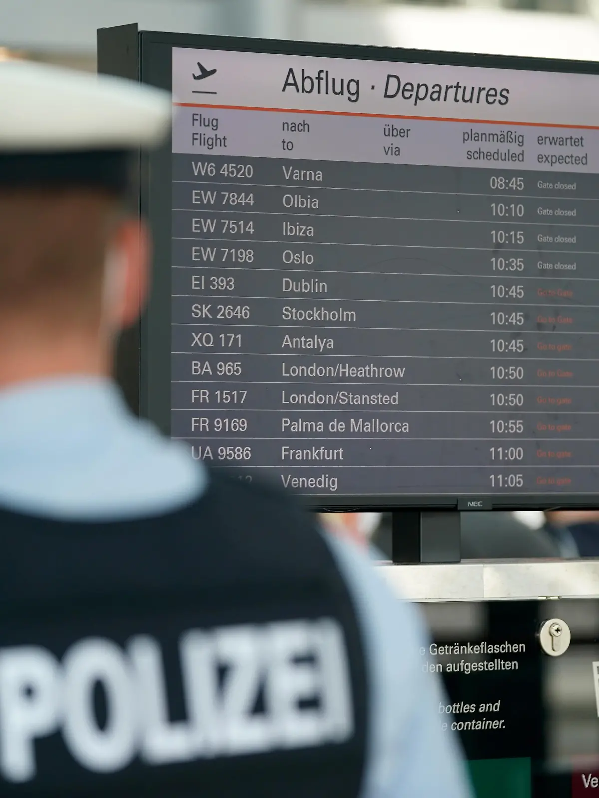 Marcus Henschel, Pressesprecher Bundespolizeiinspektion am Flughafen Hamburg, steht vor der Sicherheitskontrolle am Flughafen Hamburg Airport neben einem Abflug-Display. Der Flughafen erwartet zum Start der Mai-Ferien ein erhöhtes Passagieraufkommen. Damit es nicht zu unnötigen Wartezeiten vor der Sicherheitskontrolle kommt, haben Bundespolizeiinspektion und Flughafen Tipps für eine schnelle Abfertigung vorgestellt.