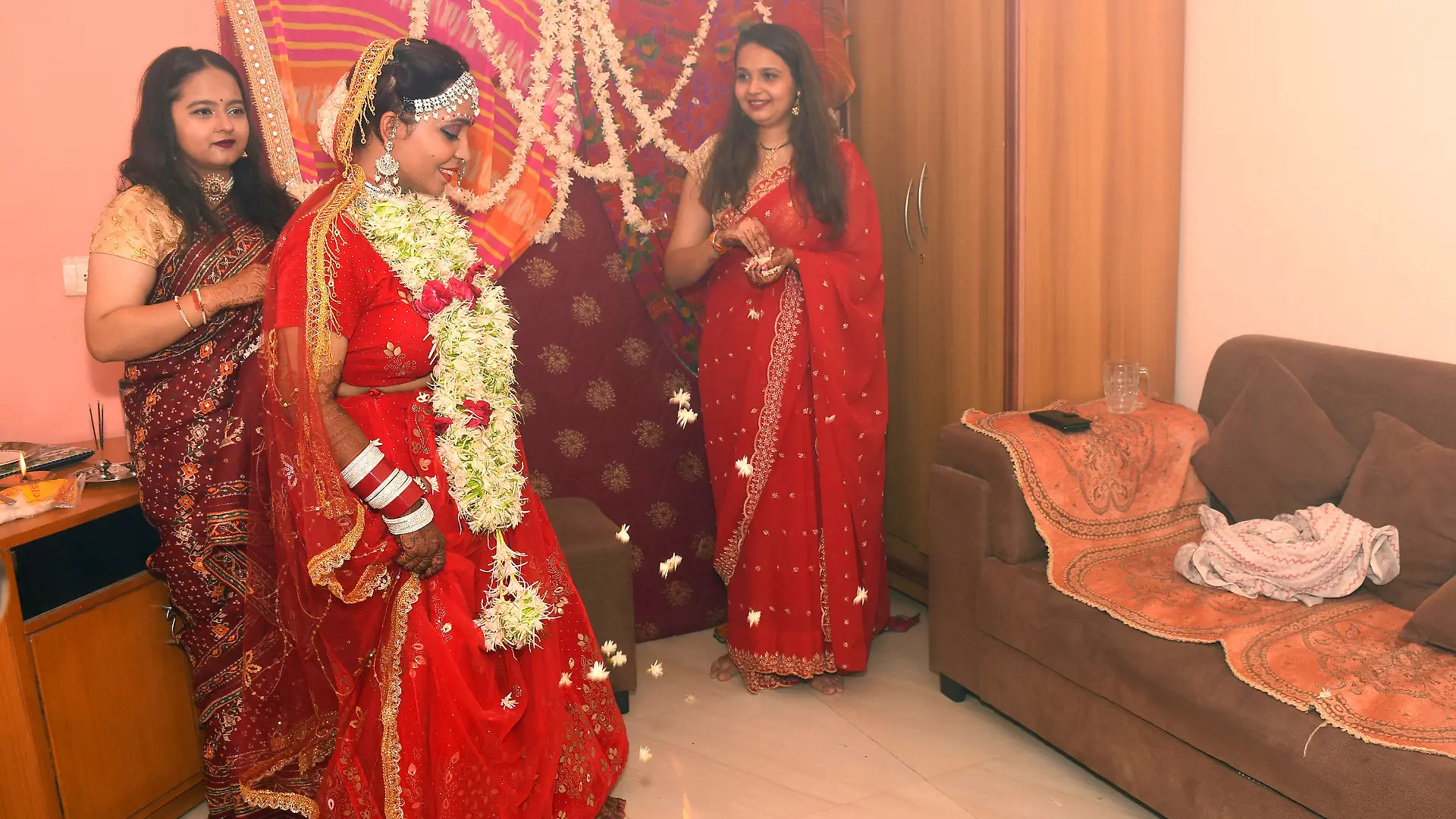 08.06.2022, Indien, Vadodara: Kshama Bindu (M) vollzieht Rituale während ihrer Selbsthochzeit in ihrem Haus. Die Bloggerin aus Indien hat sich symbolisch selbst geheiratet. Dabei absolvierte sie in einem typisch roten Hochzeitskleid die üblichen Rituale, die bei hinduistischen Hochzeiten dazugehören - nur ohne Mann und ohne Priester. Foto: Str/AP/dpa +++ dpa-Bildfunk +++