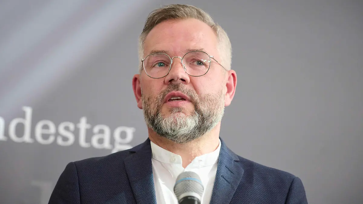Berlin, Pressestatement vom ukrainischen Parlamentspräsident Ruslan Stefantschuk, Michael Roth und Anton Hofreiter im Bundestag Nach dem Gespräch des Auswärtigen und des Europaausschusses sowie weiterer Abgeordneter mit dem ukrainischen Parlamentspräsident Ruslan Stefantschuk geben die Ausschussvorsitzenden Michael Roth und Anton Hofreiter sowie der ukrainische Parlamentspräsident vor dem Saal für Pressestatement ab. Im Bild: Michael Roth. Berlin Bundestag Berlin Deutschland *** Berlin, Press statement of the Ukrainian parliament president Ruslan Stefantschuk, Michael Roth and Anton Hofreiter in the Bundestag After the discussion of the foreign and the European committee as well as further delegates with the Ukrainian parliament president