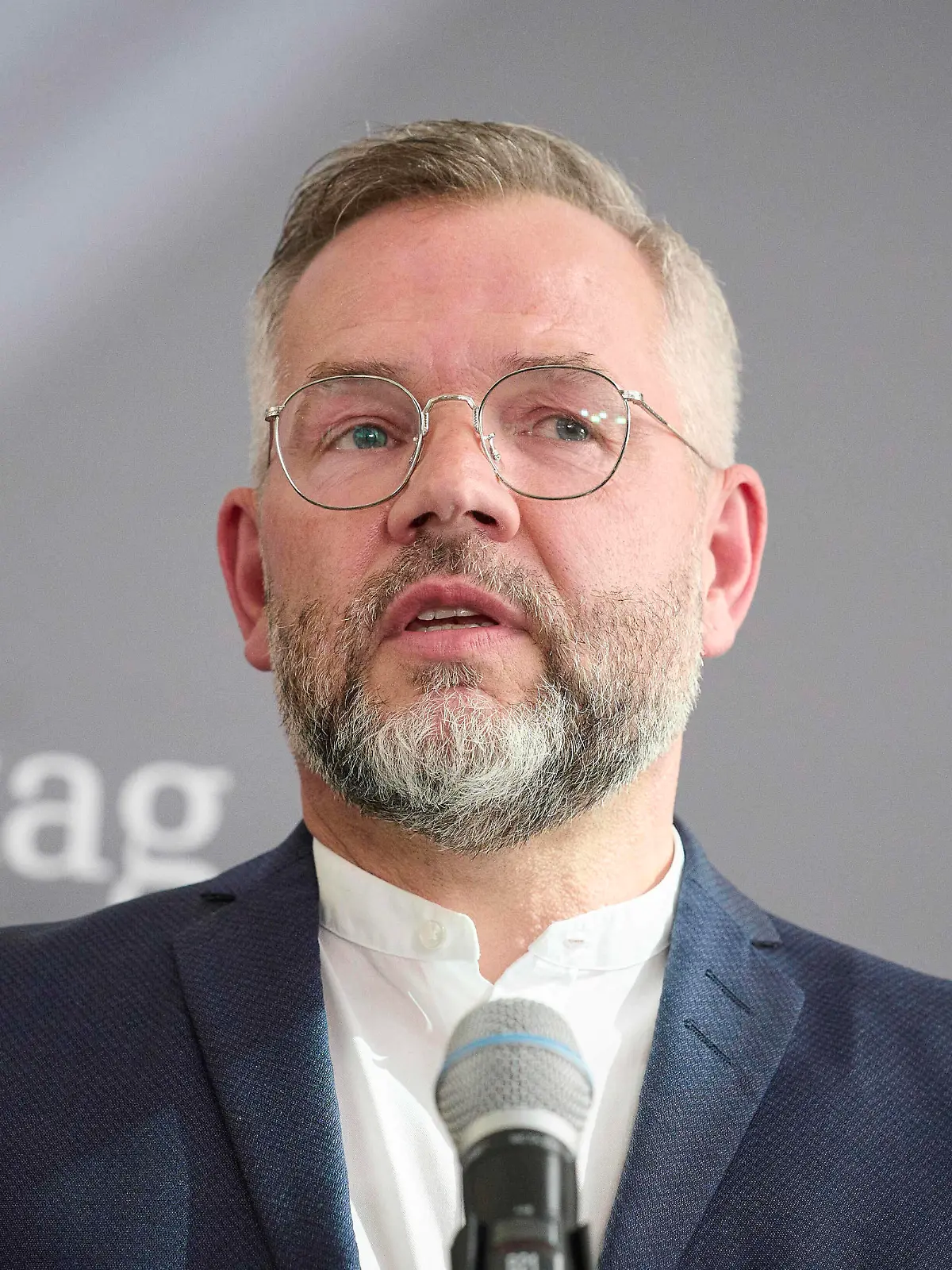  Berlin, Pressestatement vom ukrainischen Parlamentspräsident Ruslan Stefantschuk, Michael Roth und Anton Hofreiter im Bundestag Nach dem Gespräch des Auswärtigen und des Europaausschusses sowie weiterer Abgeordneter mit dem ukrainischen Parlamentspräsident Ruslan Stefantschuk geben die Ausschussvorsitzenden Michael Roth und Anton Hofreiter sowie der ukrainische Parlamentspräsident vor dem Saal für Pressestatement ab. Im Bild: Michael Roth. Berlin Bundestag Berlin Deutschland *** Berlin, Press statement of the Ukrainian parliament president Ruslan Stefantschuk, Michael Roth and Anton Hofreiter in the Bundestag After the discussion of the foreign and the European committee as well as further delegates with the Ukrainian parliament president