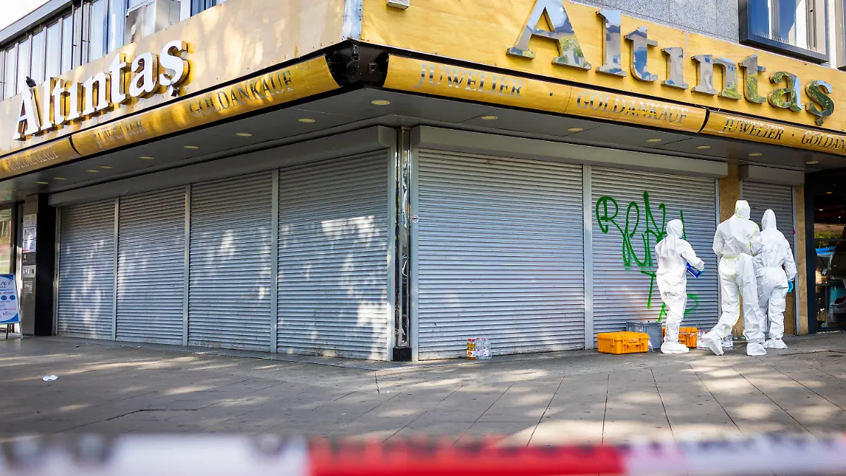 11.07.2023, Niedersachsen, Hannover: Mitarbeiter der Spurensicherung der Polizei arbeiten vor einem Juwelier. In der Innenstadt von Hannover ist ein Juwelier überfallen worden. Von den beiden Tätern ist ein Schuss abgeben worden, ein Mitarbeiter wurde verletzt, wie eine Polizeisprecherin sagte. Foto: Moritz Frankenberg/dpa +++ dpa-Bildfunk +++