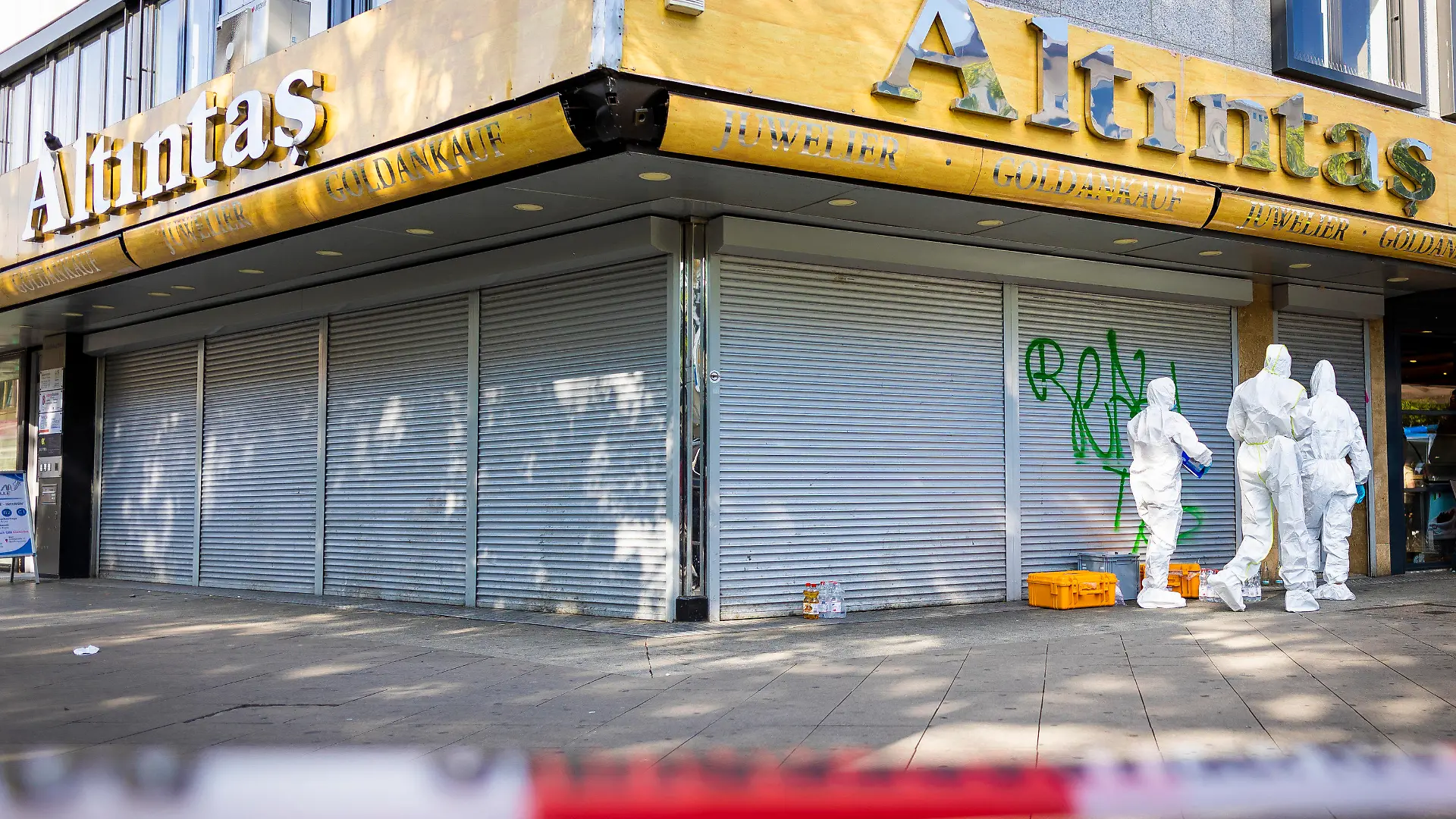 11.07.2023, Niedersachsen, Hannover: Mitarbeiter der Spurensicherung der Polizei arbeiten vor einem Juwelier. In der Innenstadt von Hannover ist ein Juwelier überfallen worden. Von den beiden Tätern ist ein Schuss abgeben worden, ein Mitarbeiter wurde verletzt, wie eine Polizeisprecherin sagte. Foto: Moritz Frankenberg/dpa +++ dpa-Bildfunk +++