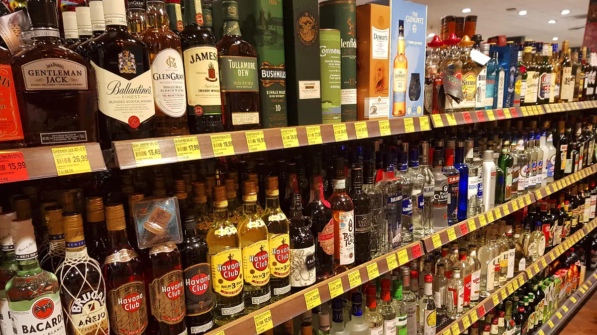 Spirituosen in einem Regal in einem Supermarkt, Deutschland | alcoholic drinks in a rack of a supermarket, Germany