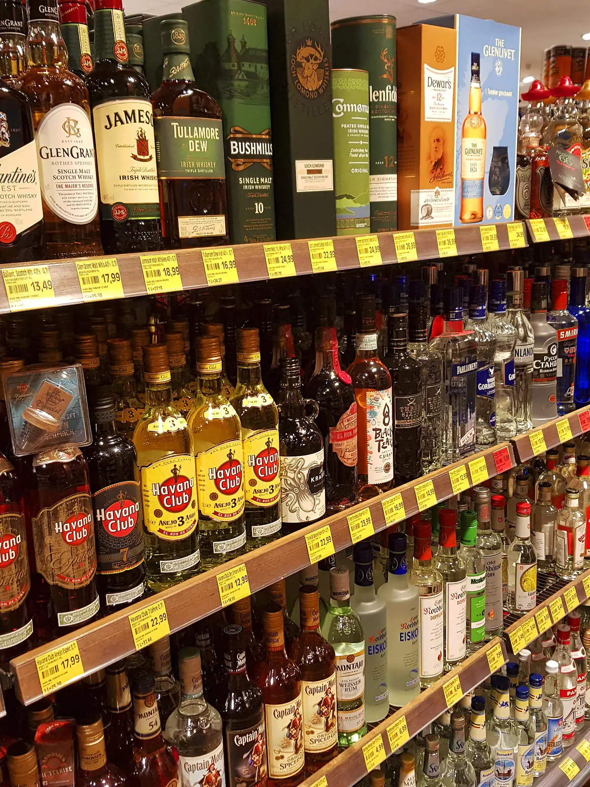Spirituosen in einem Regal in einem Supermarkt, Deutschland | alcoholic drinks in a rack of a supermarket, Germany
