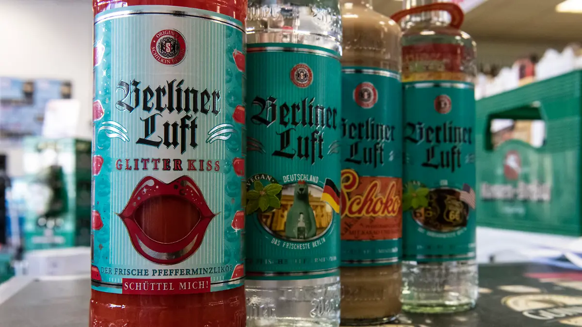 04.04.2019, Berlin: Flaschen von "Berliner Luft", einer Marke der Firma Schilkin Spirituosen, steht in einem Geschäft. (zu "«Ostalgie» oder Zukunftsdenken? Ehemalige DDR-Marken heute") Foto: Paul Zinken/dpa