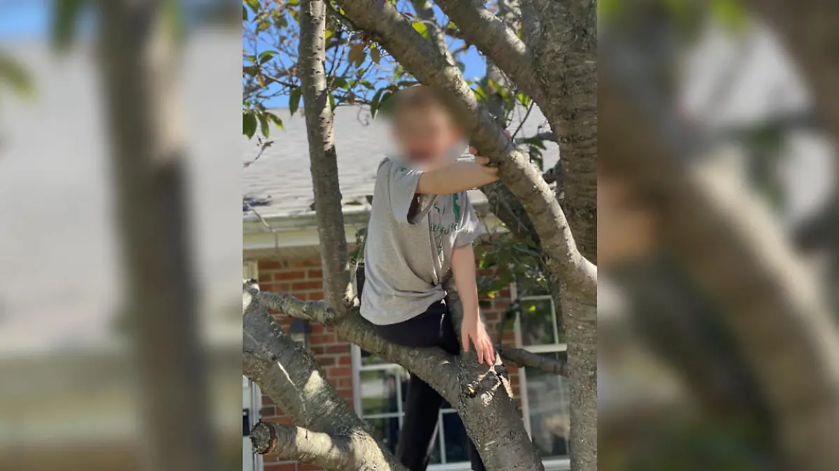 Jay (10) im Garten seiner Familie