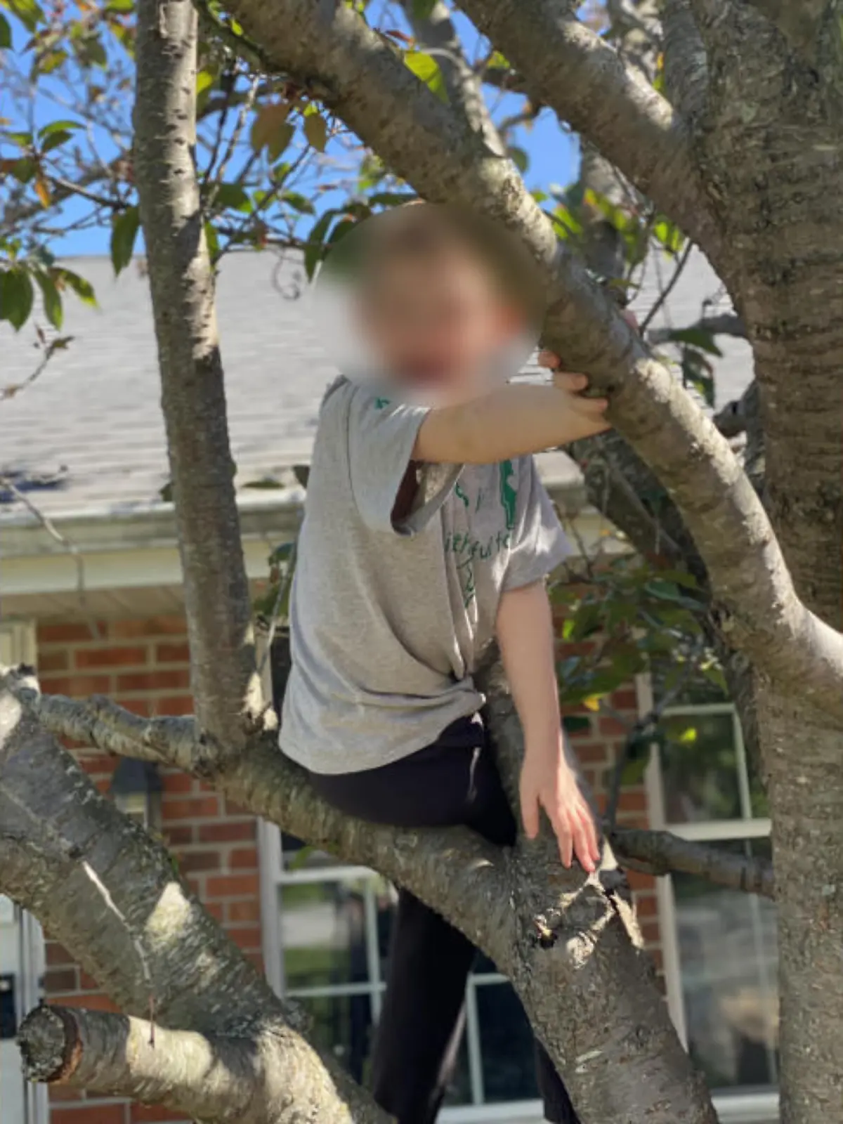 Jay (10) im Garten seiner Familie