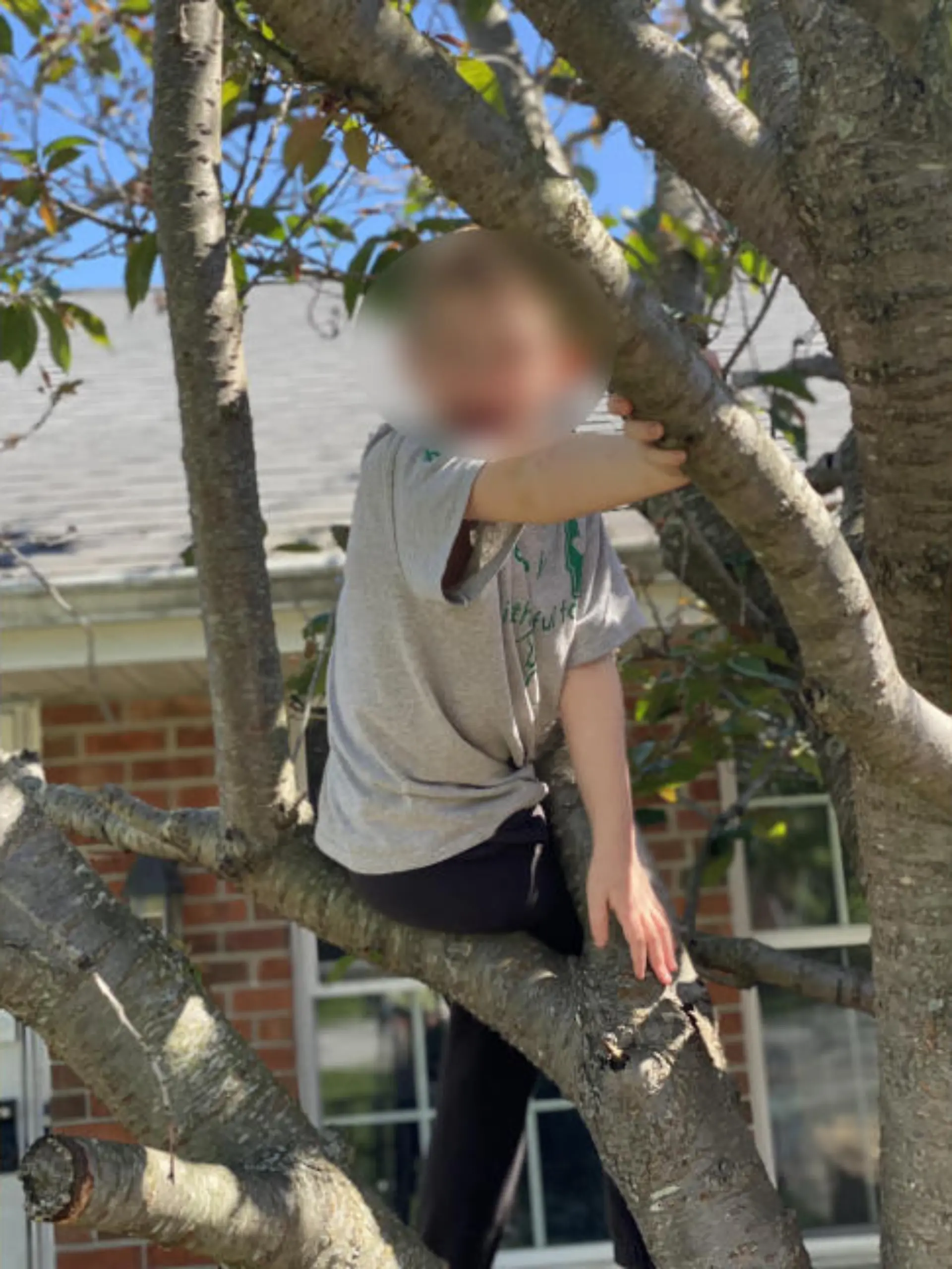 Jay (10) im Garten seiner Familie