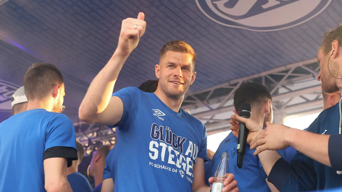 16.05.2022, Nordrhein-Westfalen, Gelsenkirchen: Fußball: 2. Bundesliga, Aufstiegsfeier FC Schalke 04, Schalkes Simon Terodde jubelt den Fans zu. Foto: Tim Rehbein/dpa +++ dpa-Bildfunk +++