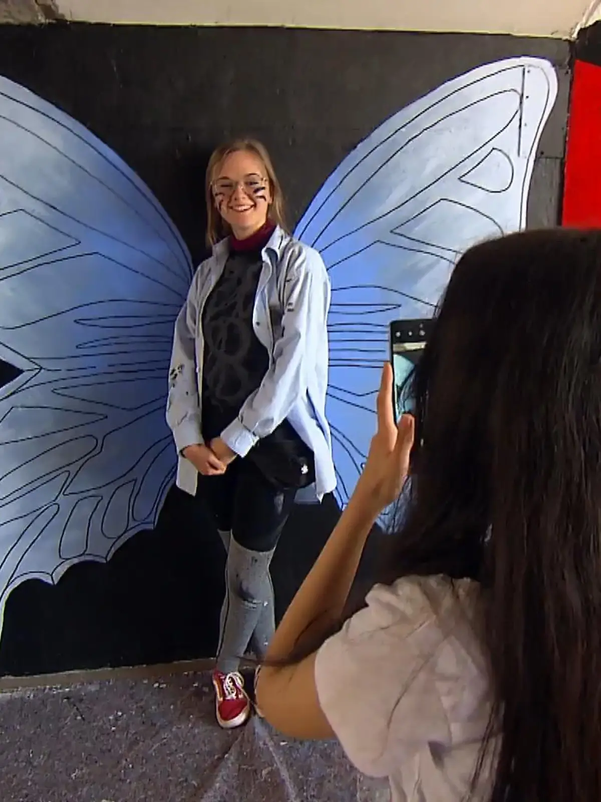 Die perfekten Instagram-Hotspots gibt es in Los Angeles, New York – und im hessischen Witzenhausen. Und das ist kein Witz! Gemeinsam mit der Künstlerin Katja Beilke haben die Schüler der Fachoberschule in Witzenhausen eine Unterführung von alten Schmierereien befreit und einen neuen Place to Be erschaffen – und der ist echt „instagrammable“. Mehr im Video.