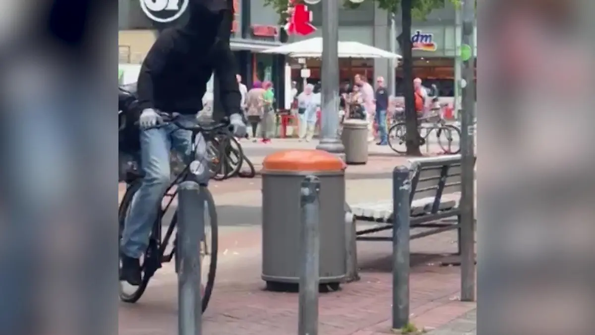Die Täter können auf Fahrrädern fliehen, wahrscheinlich Richtung Marstall.