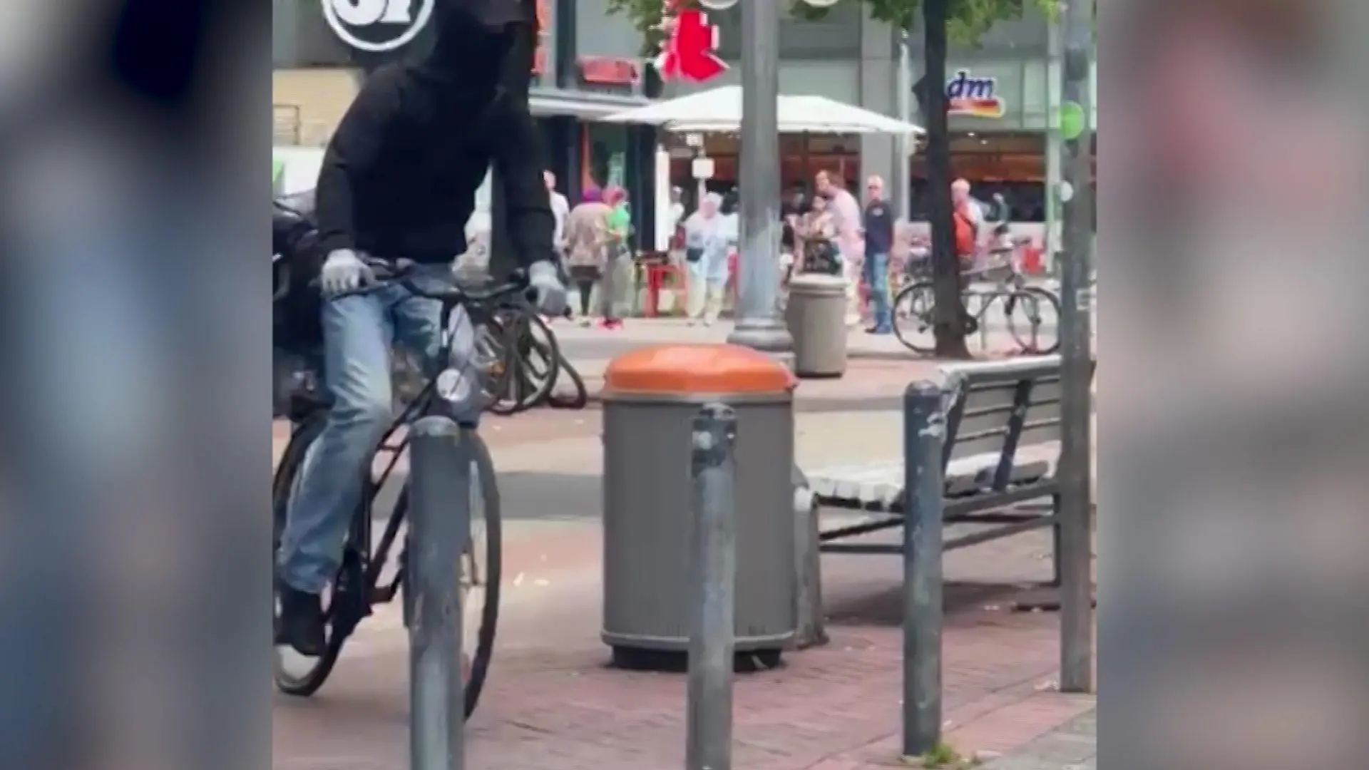 Die Täter können auf Fahrrädern fliehen, wahrscheinlich Richtung Marstall.