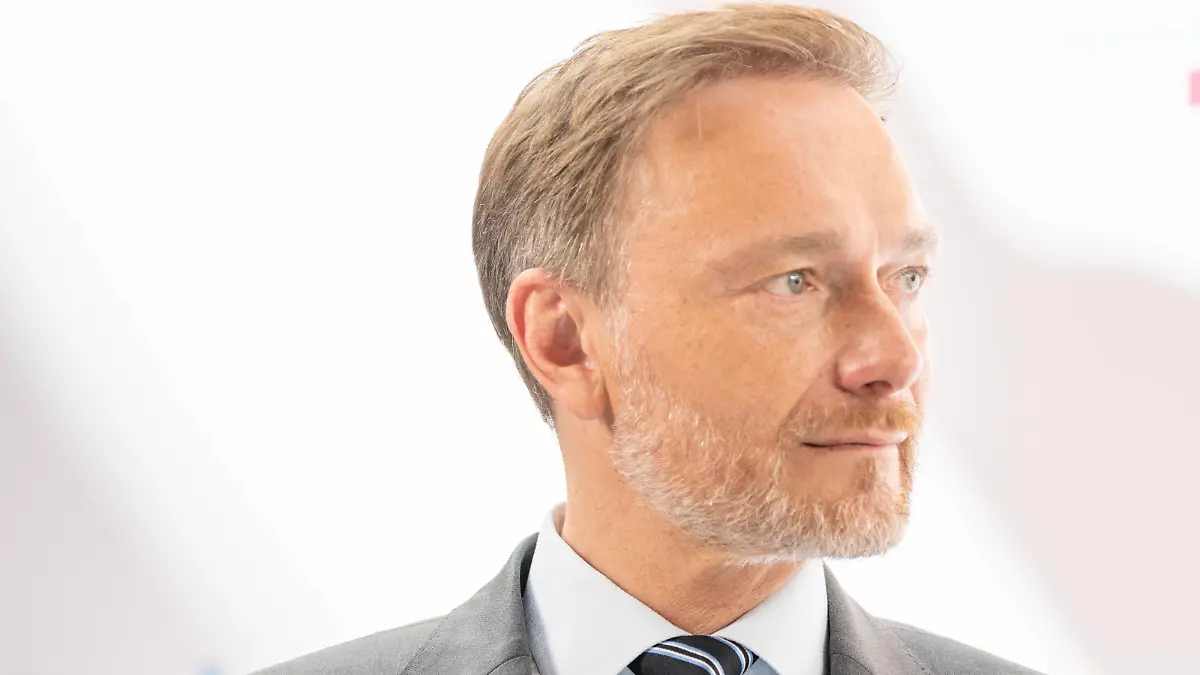 Pressekonferenz der FDP zum Ausgang der Landtagswahl in Nordrhein-Westfalen und Auswirkungen auf die Bundespolitik - Christian Lindner, Parteivorsitzender und BundesfinanzministerPressekonferenz der FDP zum Ausgang der Landtagswahl in Nordrhein-Westfalen und Auswirkungen auf die Bundespolitik - Christian Lindner, Parteivorsitzender und Bundesfinanzminister, Berlin Berlin Deutschland Parteizentrale *** FDP press conference on the outcome of the state election in North Rhine-Westphalia and implications for federal policy Christian Lindner, Party Chairman and Federal Finance Minister FDP press conference on the outcome of the state election in North Rhine-Westphalia and implications for federal policy Christian Lindner, Party Chairman and Fed