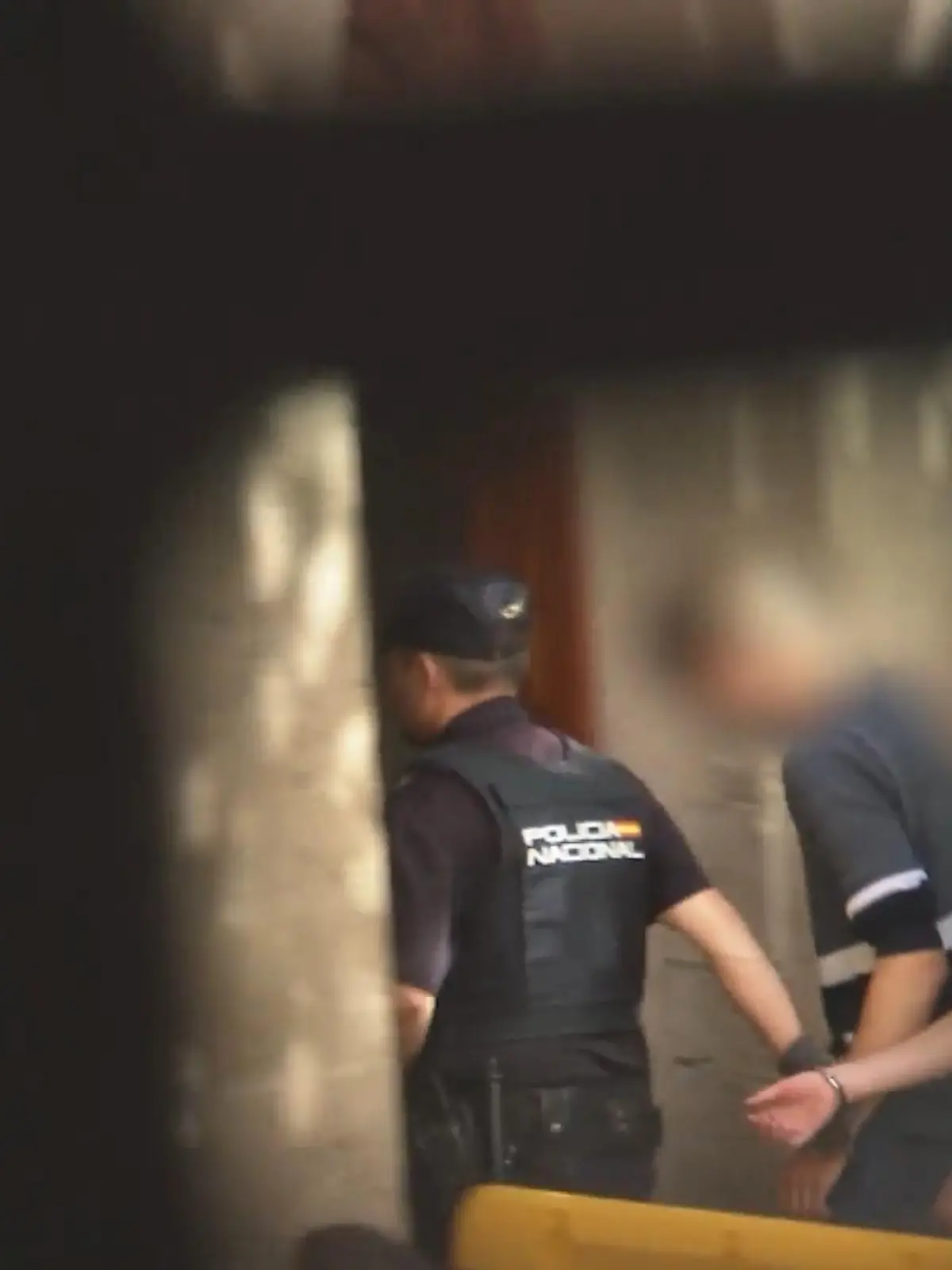 Mit Zigarettenkippen sollen die Kegelbrüder aus Deutschland das Bach einer Bar in Mallorca in Brand gesteckt haben. Jetzt müssen sie zum Haftrichter.