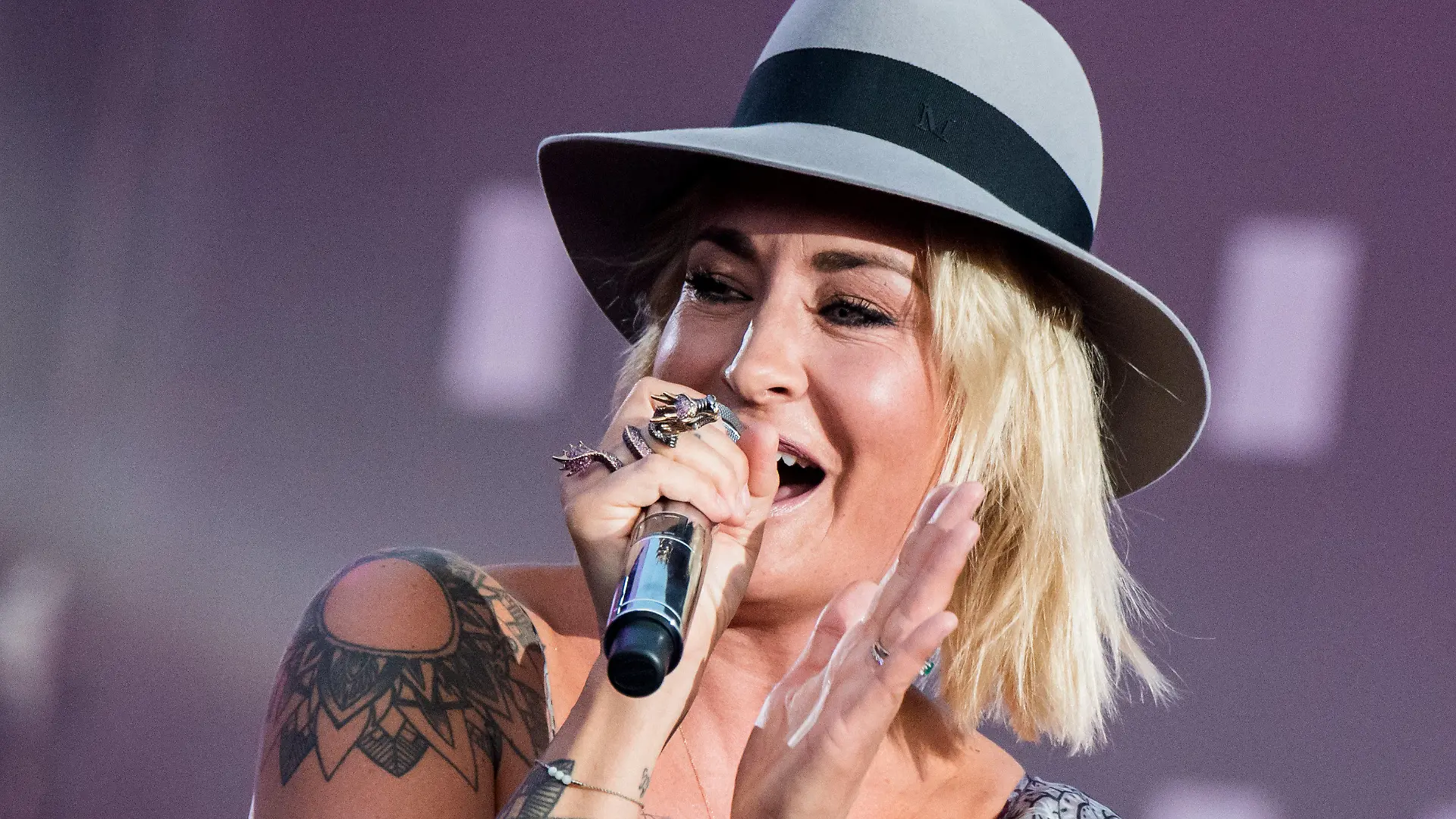 ARCHIV - 18.05.2019, Hamburg: Sarah Connor, Sängerin, tritt beim Public Viewing zum Eurovision Song Contest (ESC) 2019 auf dem Spielbudenplatz auf der Bühne. Für das in Düsseldorf geplante Konzert mit 13 000 Zuschauern hat am Dienstagvormittag der Vorverkauf begonnen. Der entsprechende Ticket-Shop für das Event «Give Live A Chance», bei dem unter anderem Rocker Bryan Adams und Sängerin Sarah Connor auftreten sollen, wurde online freigeschaltet. Das Konzert soll am 4. September im Düsseldorfer Fußballstadion stattfinden. Eine Entscheidung der Landesregierung über ein eventuelles Verbot wird für den heutigen Dienstag erwartet. Foto: Daniel Bockwoldt/dpa +++ dpa-Bildfunk +++