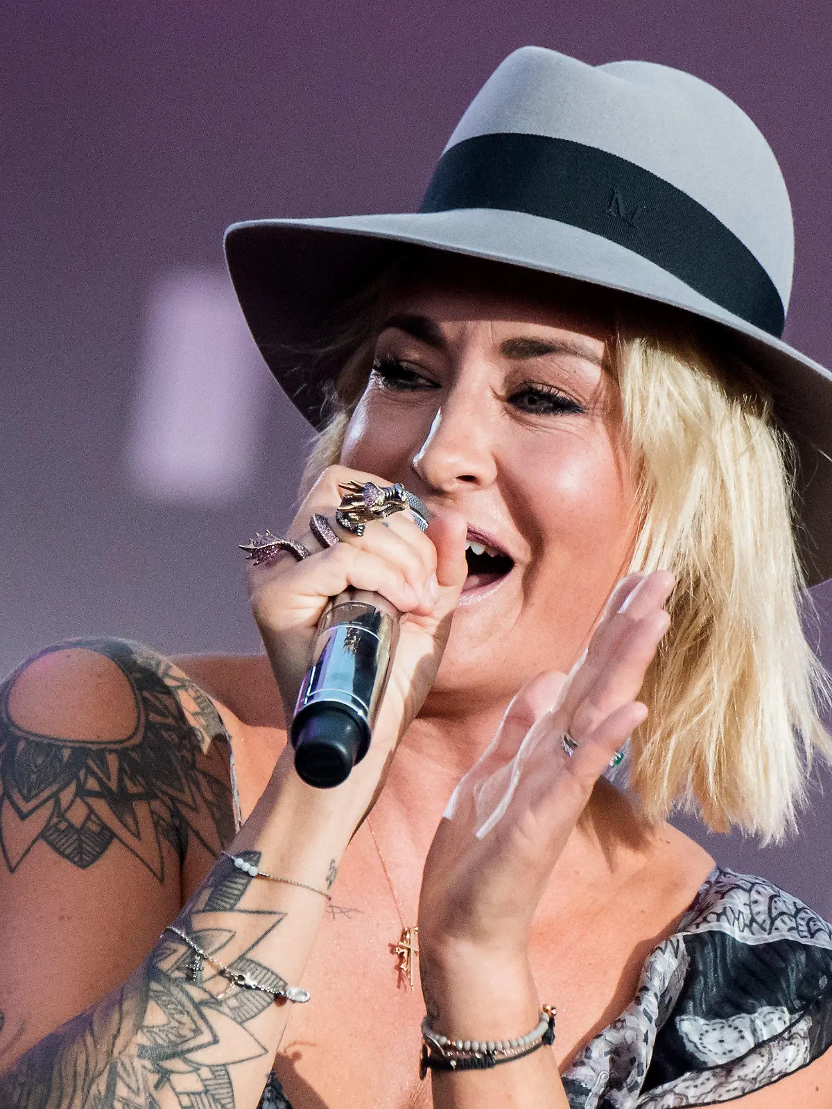 ARCHIV - 18.05.2019, Hamburg: Sarah Connor, Sängerin, tritt beim Public Viewing zum Eurovision Song Contest (ESC) 2019 auf dem Spielbudenplatz auf der Bühne. Für das in Düsseldorf geplante Konzert mit 13 000 Zuschauern hat am Dienstagvormittag der Vorverkauf begonnen. Der entsprechende Ticket-Shop für das Event «Give Live A Chance», bei dem unter anderem Rocker Bryan Adams und Sängerin Sarah Connor auftreten sollen, wurde online freigeschaltet. Das Konzert soll am 4. September im Düsseldorfer Fußballstadion stattfinden. Eine Entscheidung der Landesregierung über ein eventuelles Verbot wird für den heutigen Dienstag erwartet. Foto: Daniel Bockwoldt/dpa +++ dpa-Bildfunk +++