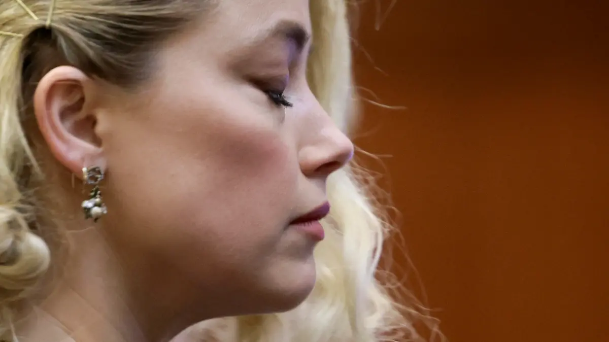 01.06.2022, USA, Fairfax: Die Schauspielerin Amber Heard wartet vor der Verlesung des Urteils im Fairfax County Circuit Courthouse. Im Verleumdungsprozess zwischen Hollywood-Star Johnny Depp und seiner Ex-Ehefrau Amber Heard hat sich die Jury größtenteils auf die Seite von Depp gestellt - aber auch Heard in einigen Punkten recht gegeben. Foto: Evelyn Hockstein/Pool Reuters/AP/dpa +++ dpa-Bildfunk +++