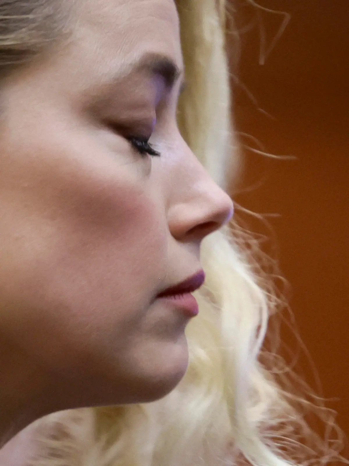 01.06.2022, USA, Fairfax: Die Schauspielerin Amber Heard wartet vor der Verlesung des Urteils im Fairfax County Circuit Courthouse. Im Verleumdungsprozess zwischen Hollywood-Star Johnny Depp und seiner Ex-Ehefrau Amber Heard hat sich die Jury größtenteils auf die Seite von Depp gestellt - aber auch Heard in einigen Punkten recht gegeben. Foto: Evelyn Hockstein/Pool Reuters/AP/dpa +++ dpa-Bildfunk +++