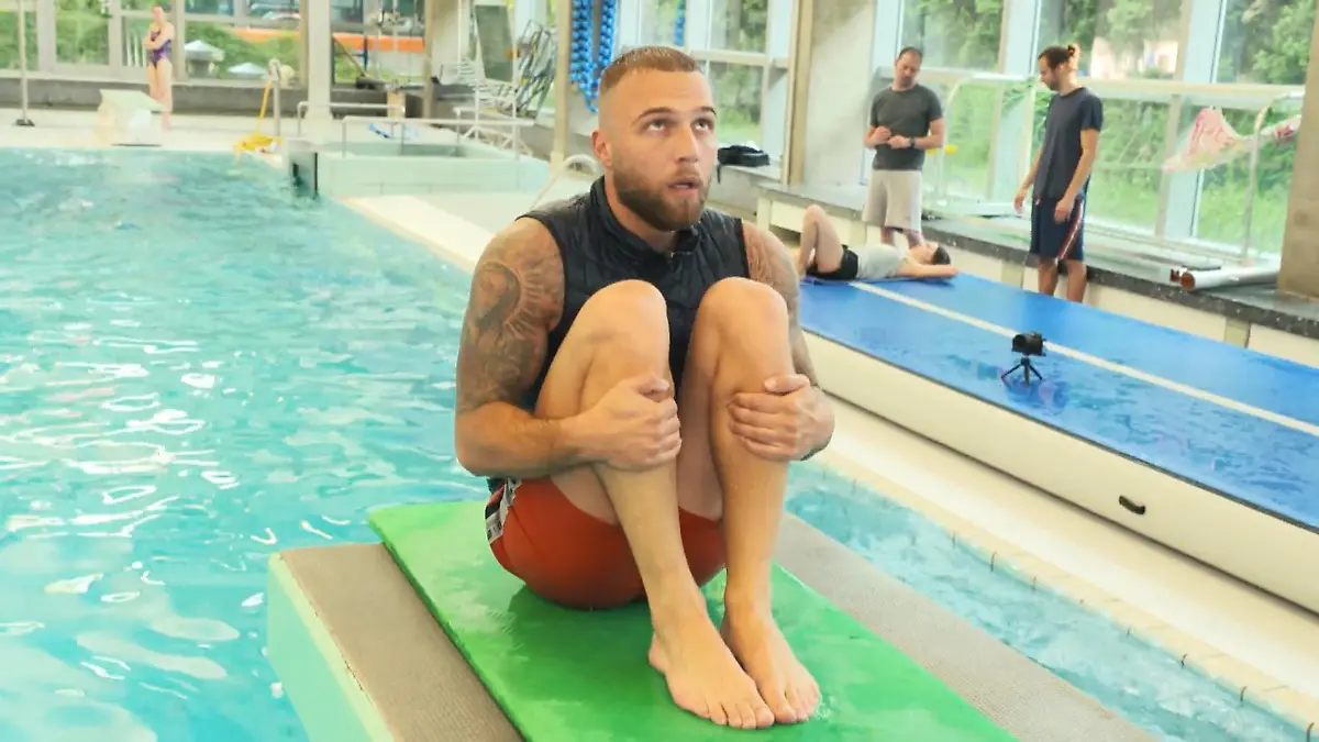 Er gibt einfach alles und hat sich einen ganz besonderen Sprung vorgenommen. Filip Pavlovic beim Training für das "RTL Turmspringen" in Berlin