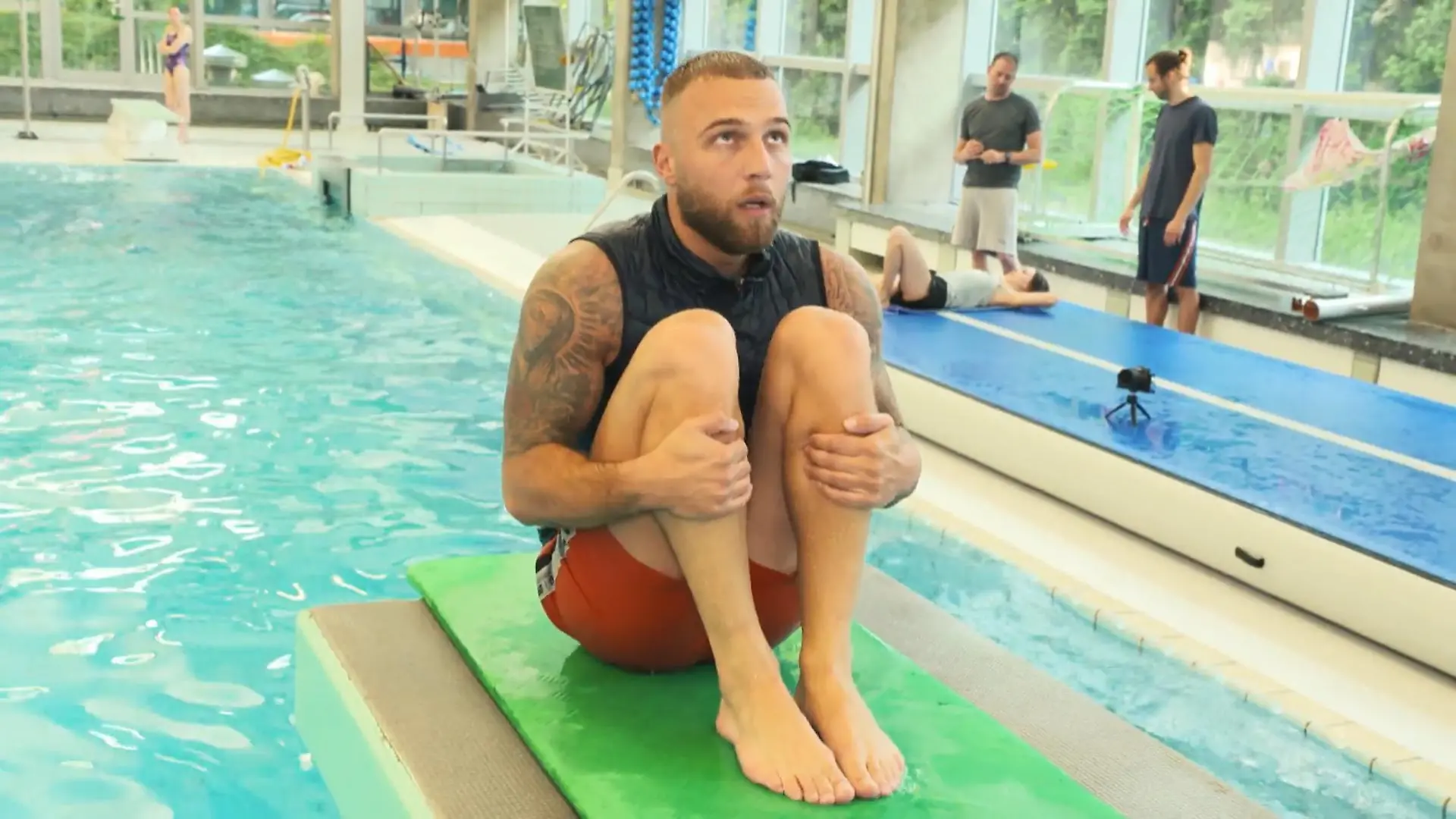 Er gibt einfach alles und hat sich einen ganz besonderen Sprung vorgenommen. Filip Pavlovic beim Training für das "RTL Turmspringen" in Berlin